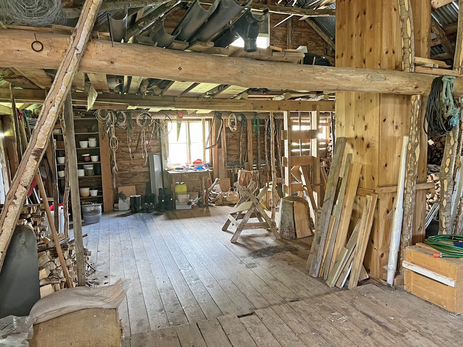 Låve. Galleribilde