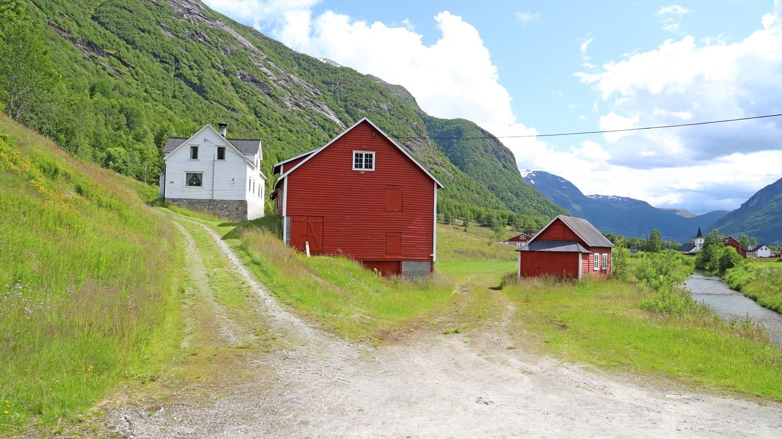 Eigedomen har enkelt tilkomst med gangavstand til bygdesentrumet på Veitastrond med skule, barnehage og daglegvarebutikk. Galleribilde
