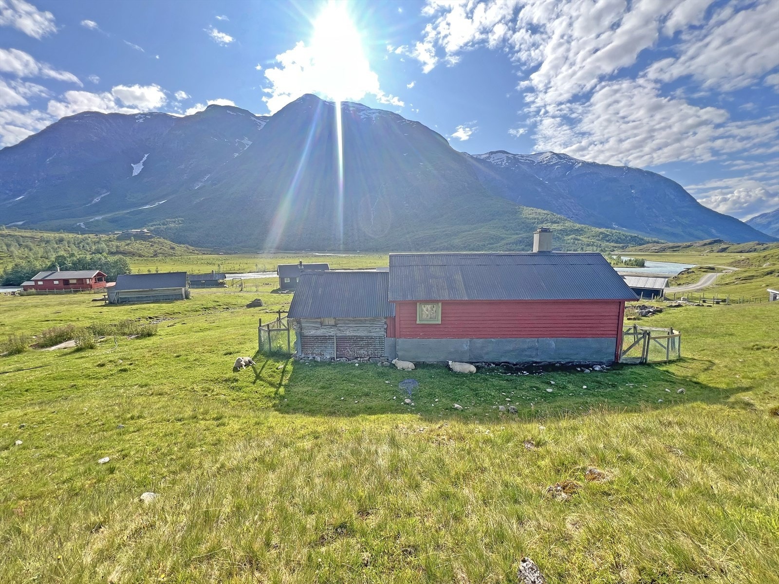 Det nye tilbygget til selet inneheld gang/vaskerom, opphaldsrom med kjøkkenkrok og to små soverom. Galleribilde
