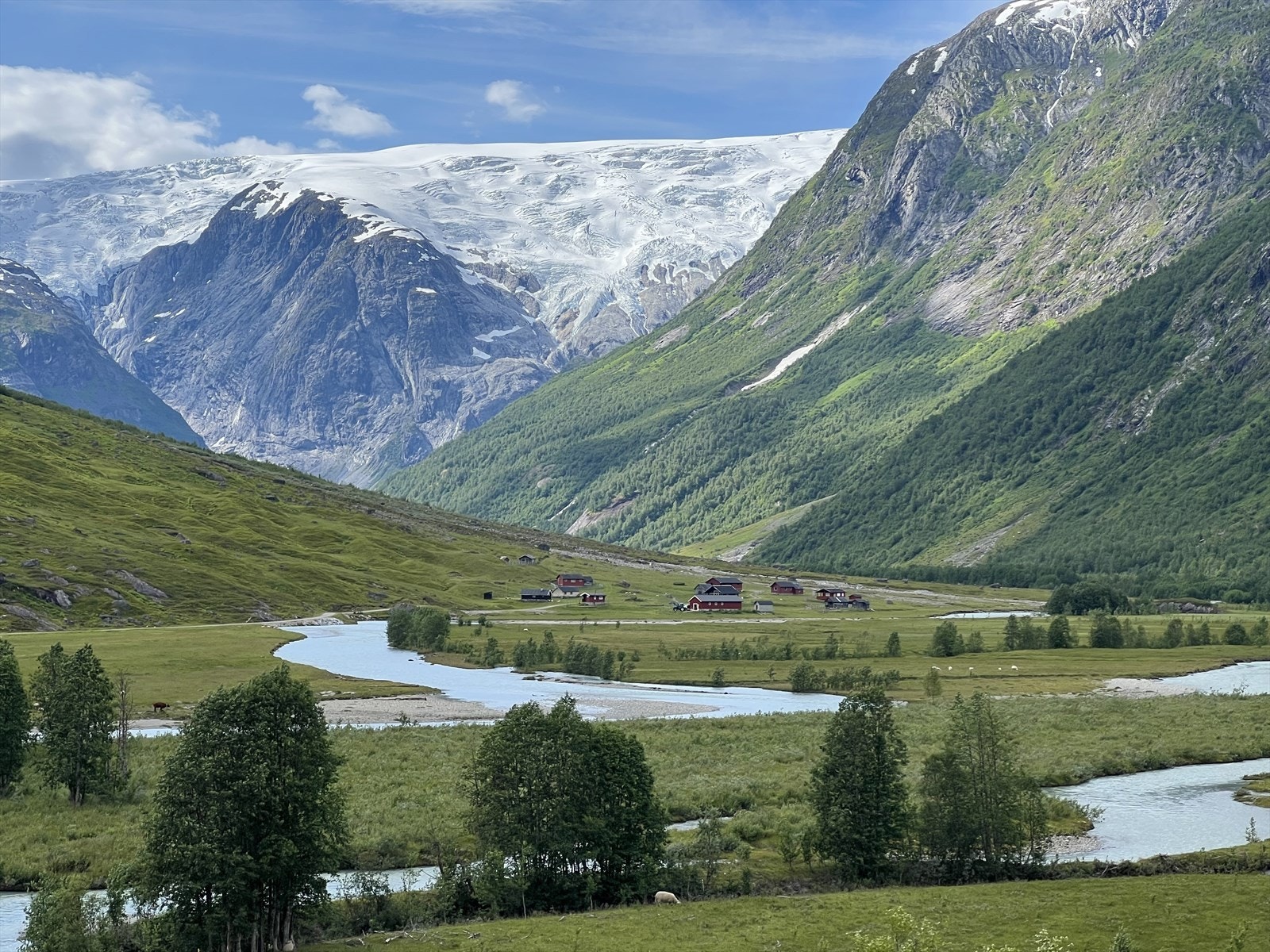 Idyllisk og flott landskap med Nystølen/Langedalen og Langedalsbreen i bakgrunn. Galleribilde