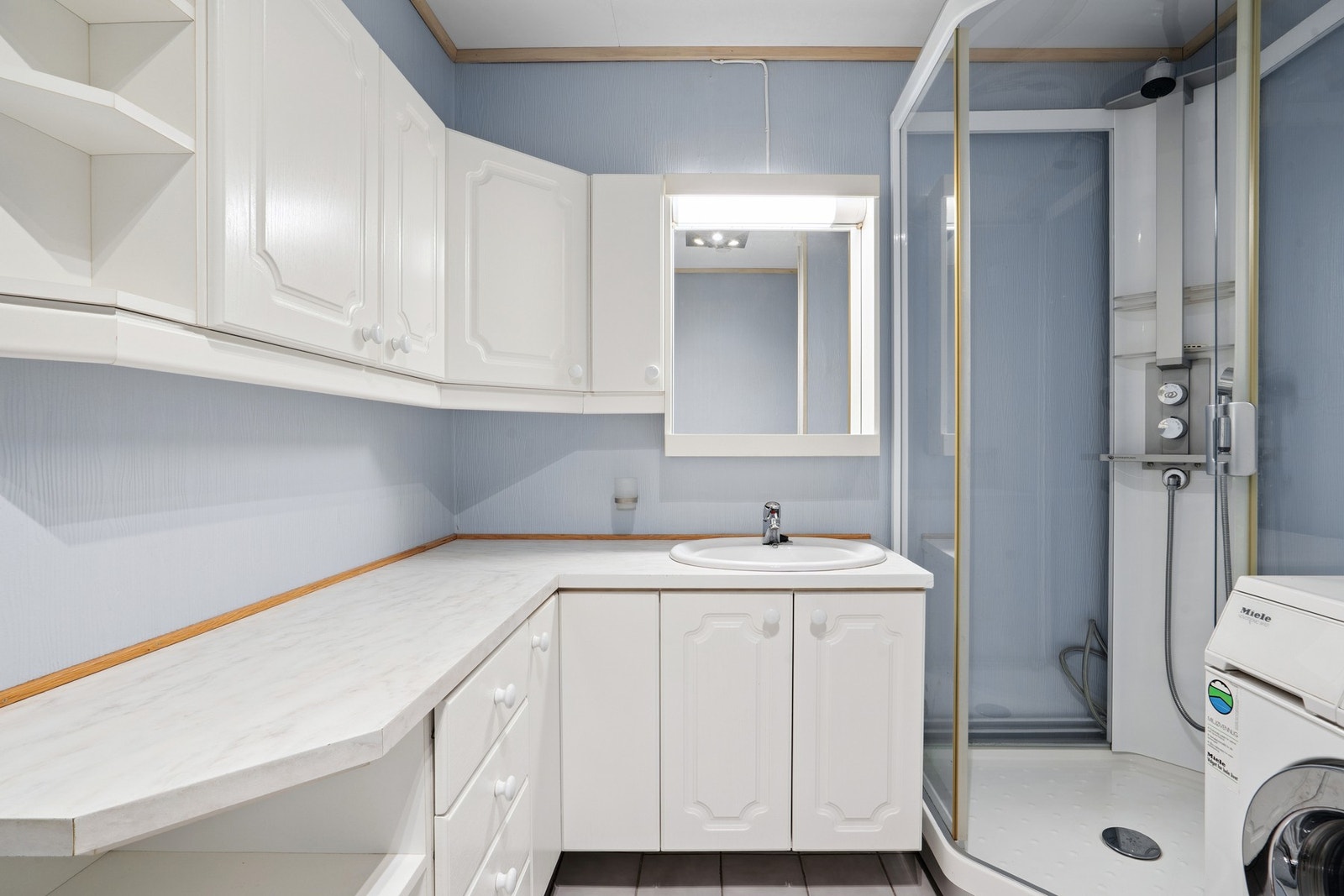 Opplegg for vaskemaskin på bad/wc. Galleribilde