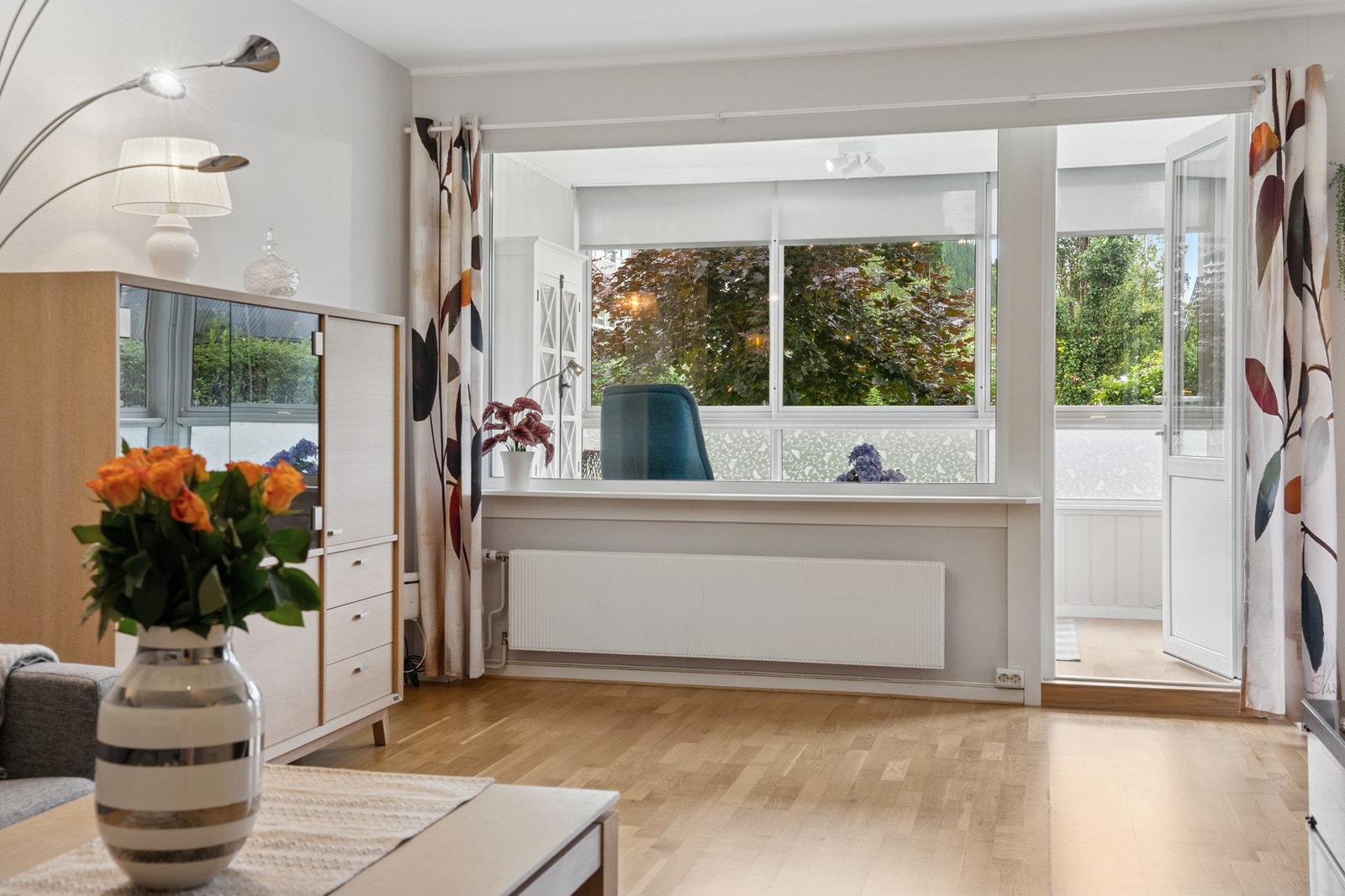 Fra stuen er det utgang til en balkong. Galleribilde