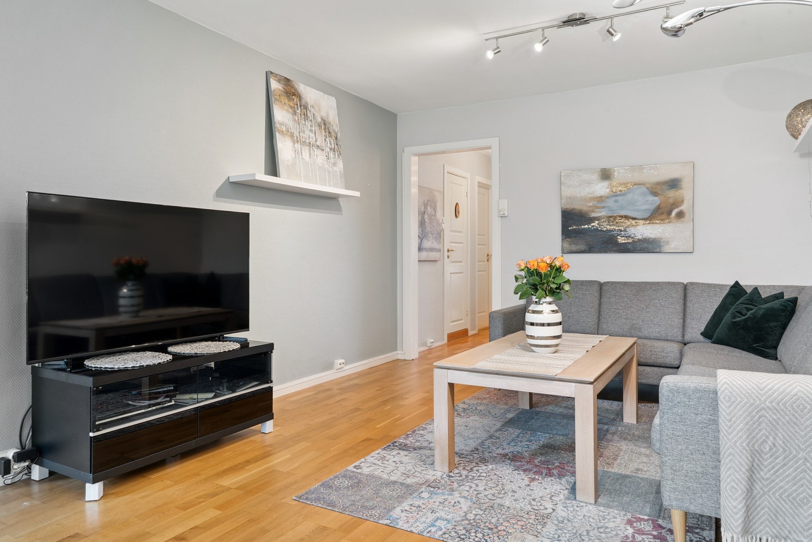 Elektrisk oppvarming via varmekabler i gulv på stue,
kjøkken og innglasset balkong. Galleribilde