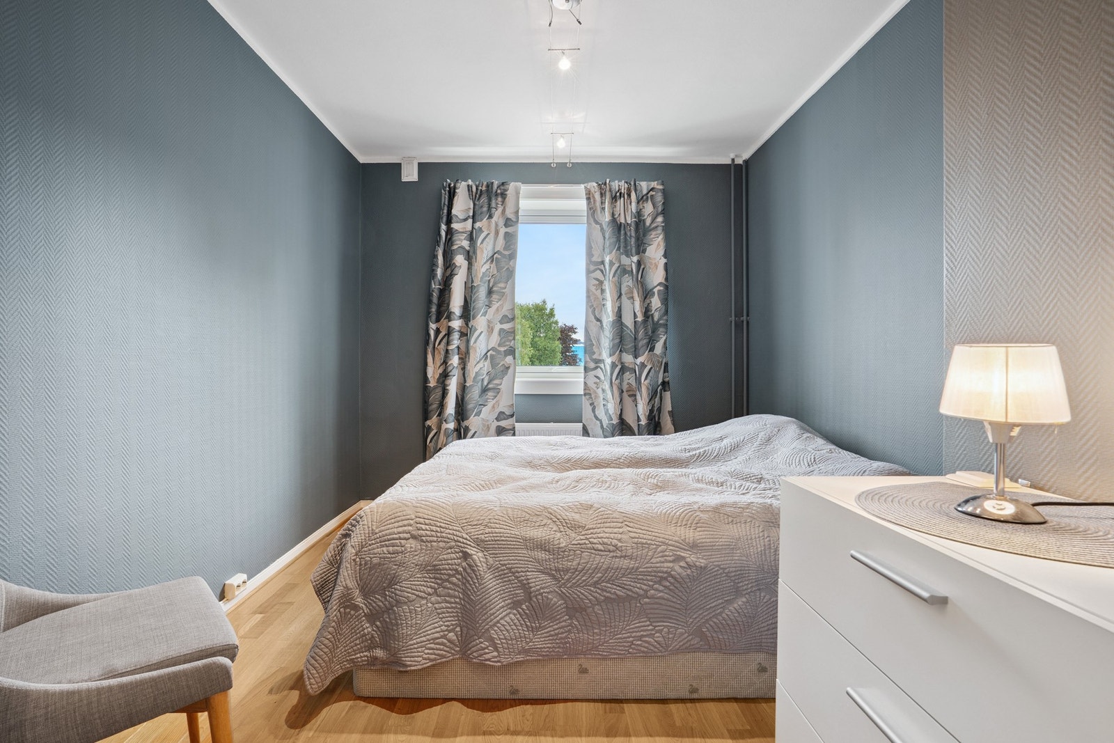 Soverom med plass til dobbeltseng og møblementer. Galleribilde