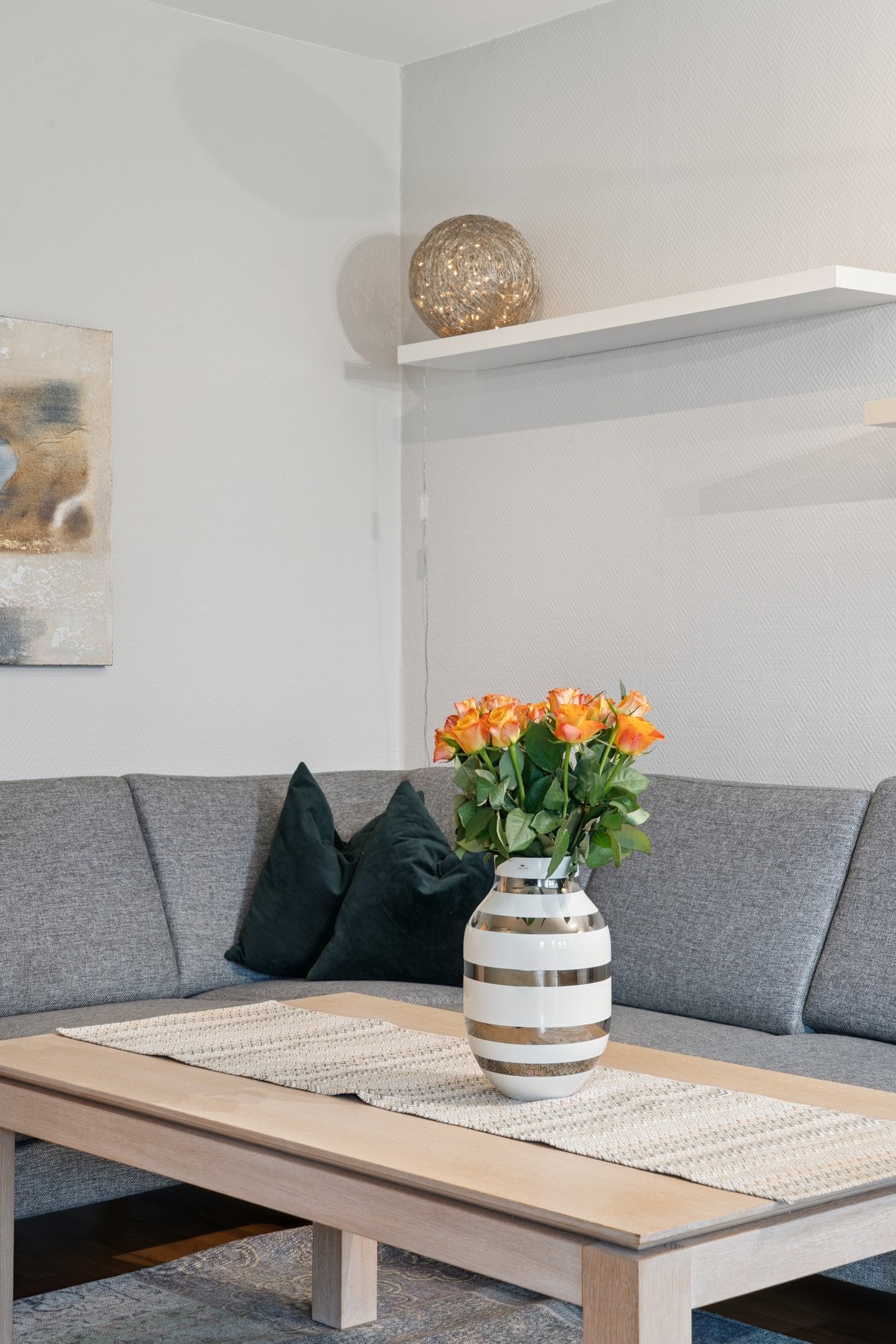 Leiligheten blir varmet opp med vannbåren varme via radiatorer (fjernvarme) og elektrisk oppvarming. Galleribilde