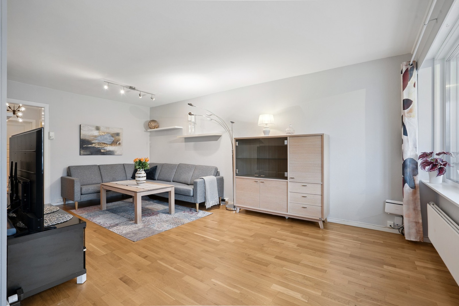 Boligen har grønn oppvarmingskarakter, noe som indikerer energieffektiv oppvarming og et sunt inneklima. Galleribilde