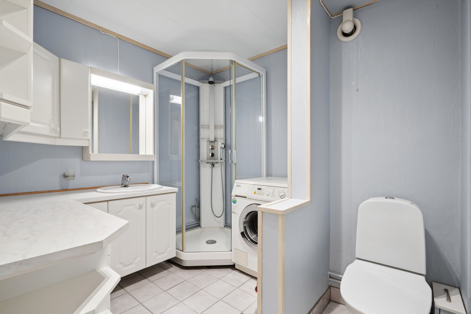 Varmekabler på gulv i bad. Galleribilde