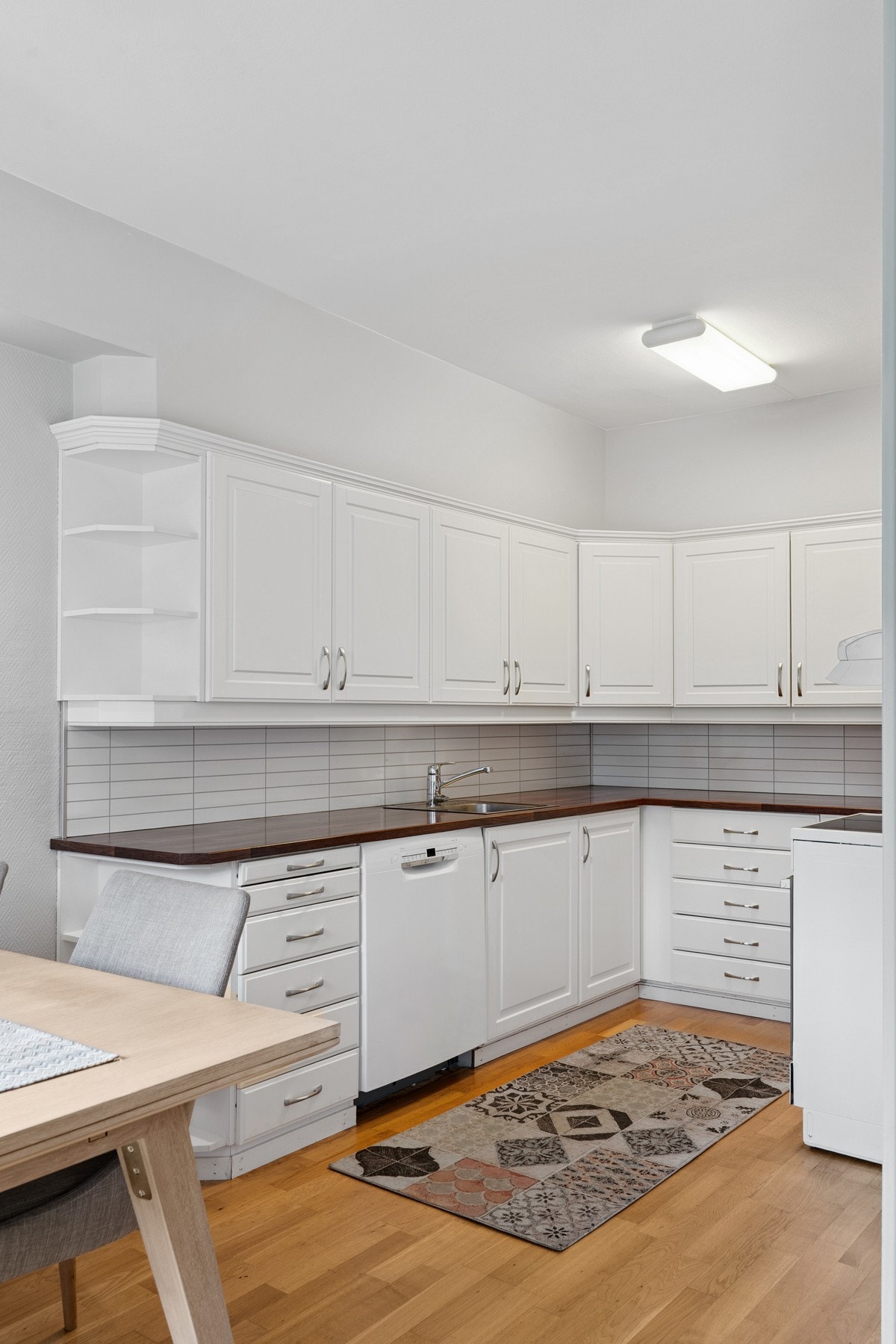 Kjøkkenet er innredet i en praktisk form, og har godt med både skap- og benkeplass. Galleribilde