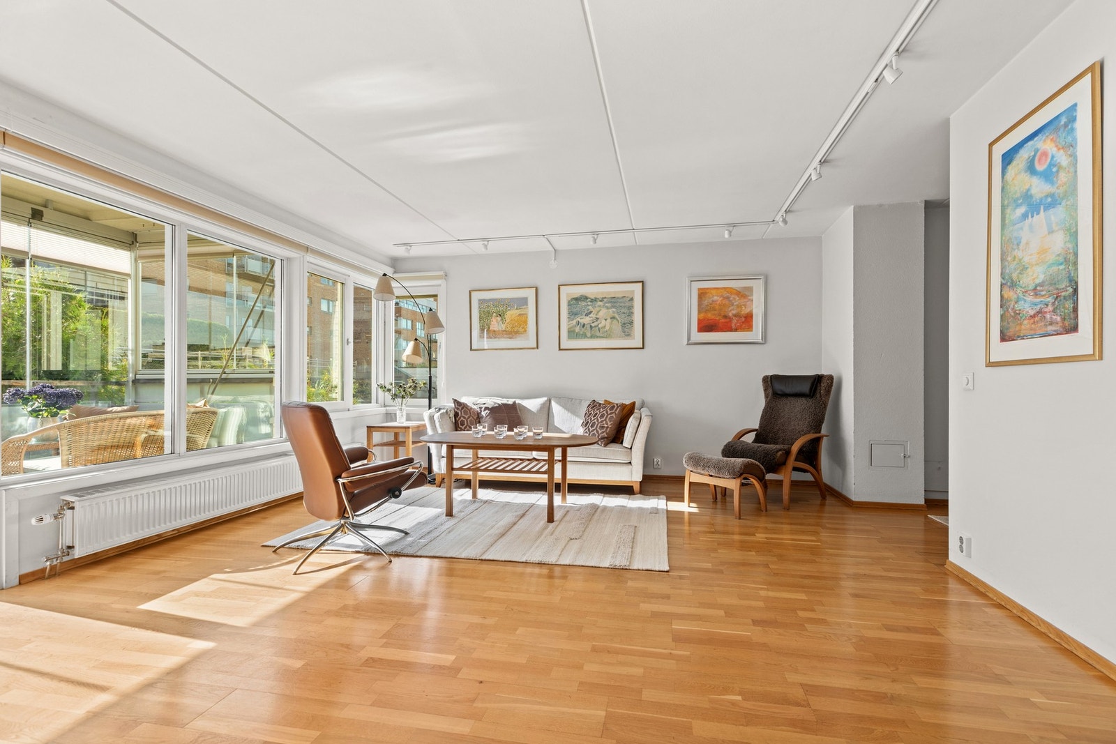 Stuen har godt rom for innredning med sofagruppe og diverse stuemøblement. Galleribilde