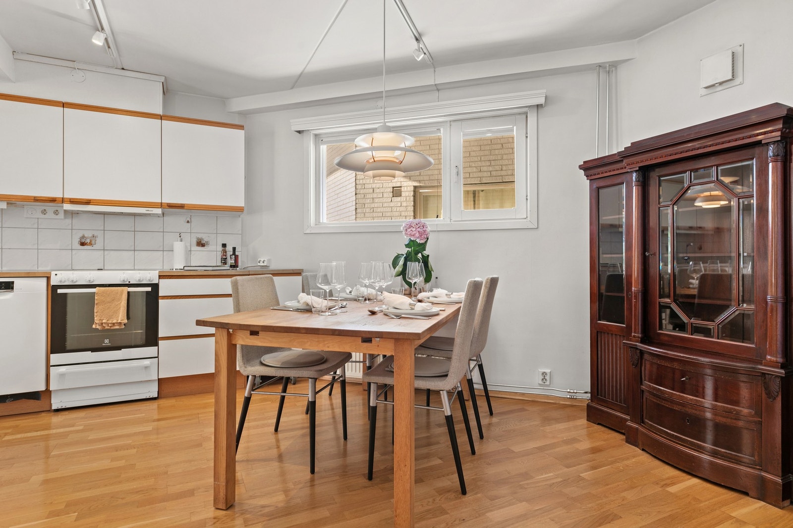 Spiseplass med rom for hyggelige fellesmåltider. Galleribilde