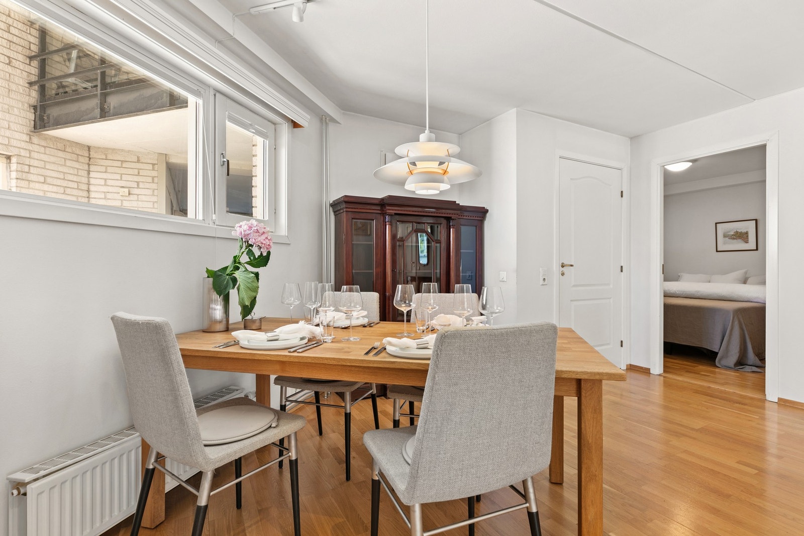 Spiseplass og gang med tilgang til leilighetens neste soverom . Galleribilde