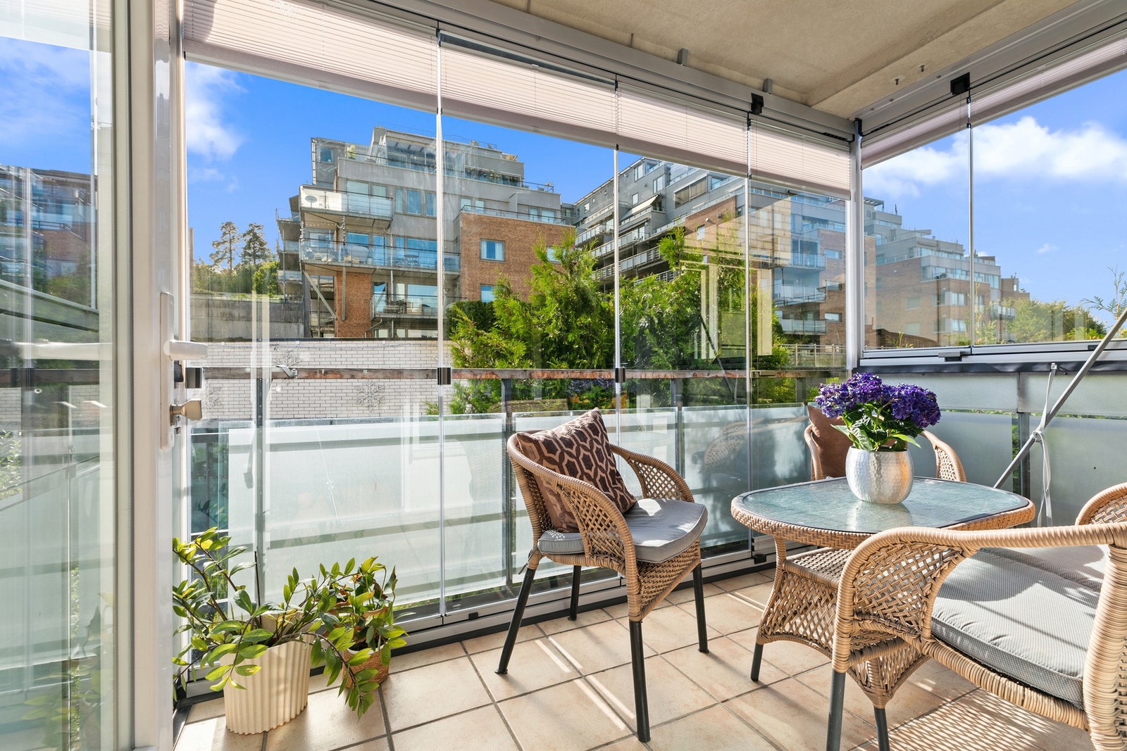 Nordvestvendt innglasset balkong på rundt 6 m², med utgang fra stue. Galleribilde