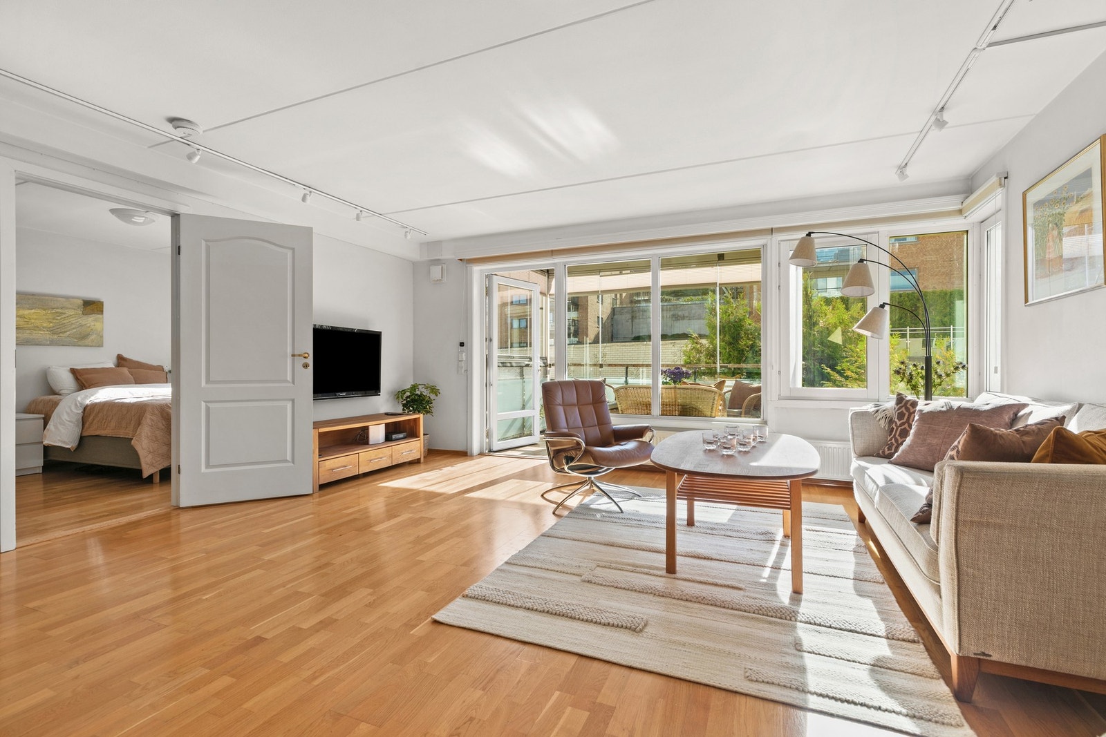 Leiligheten er utstyrt med to soverom, ett av dem med inngang fra stue. Galleribilde