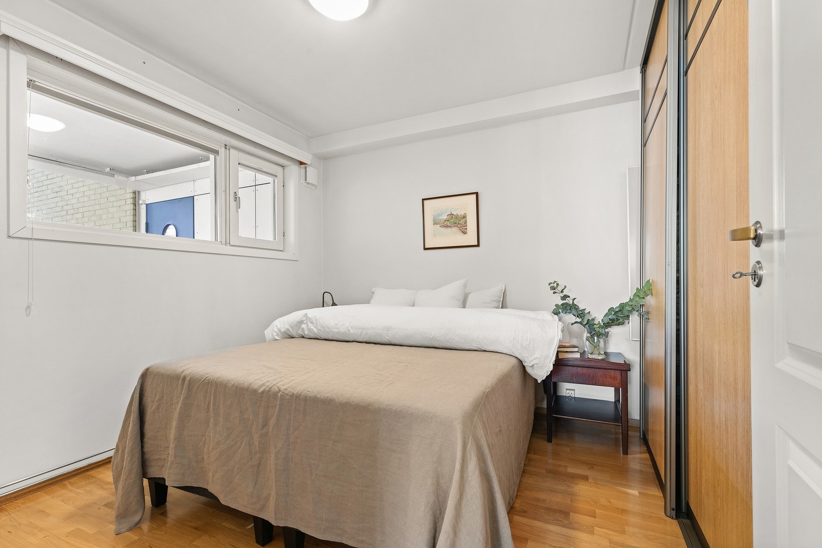 Soverom 2 er også innredet med skyvedørsgarderobe. Vindu vender ut mot svalgang. Galleribilde