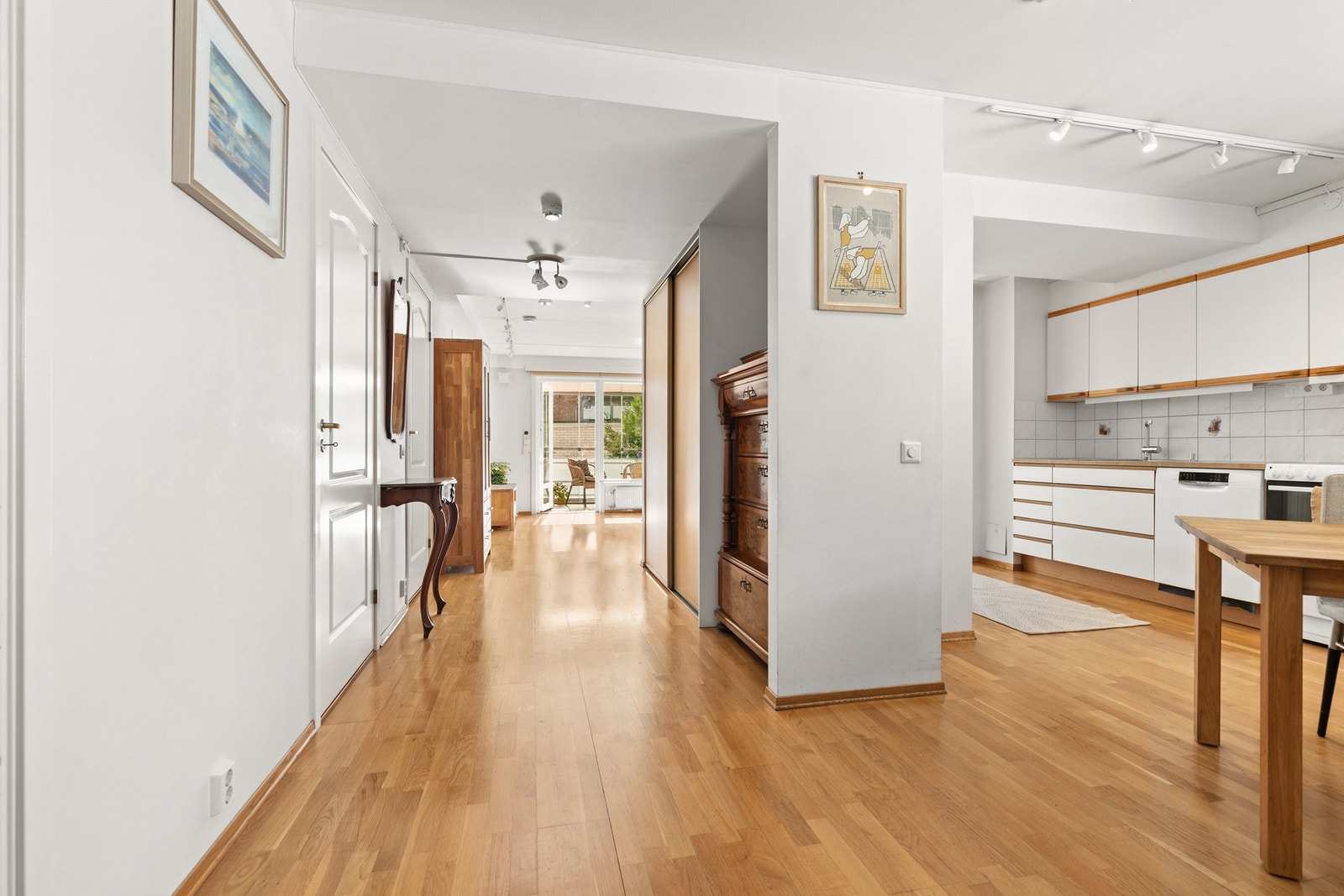 Gang innredet med skyvedørsgarderobe og kommode. Galleribilde