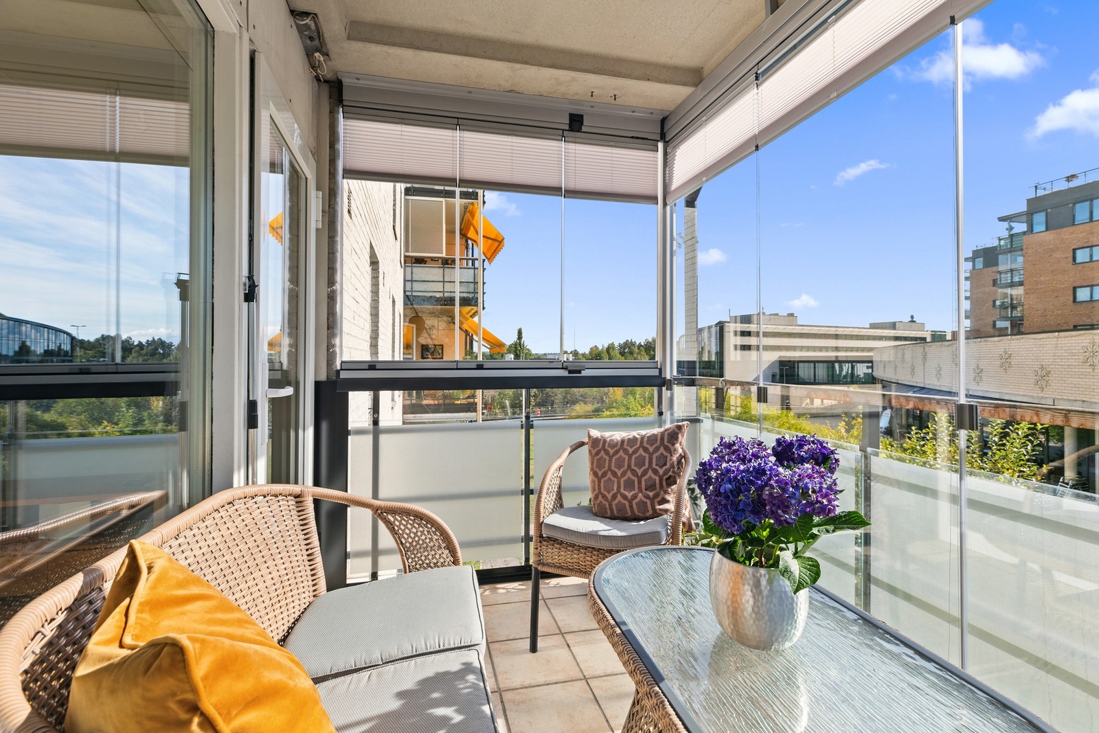 Leiligheten har fin planløsning med tilgang til en innglasset balkong. Den innglassede balkongen utenfor stue supplerer med ytterlige romfølelse store deler av året. Galleribilde