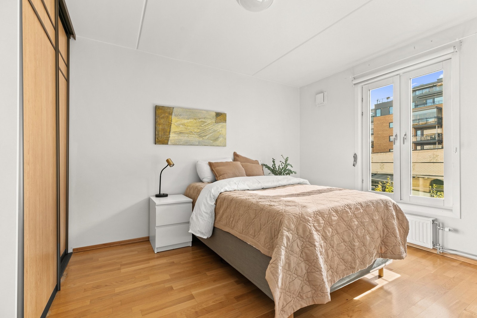 Soverom 1 ved stue har skyvedørsgarderobe og tilgang til bad. Galleribilde