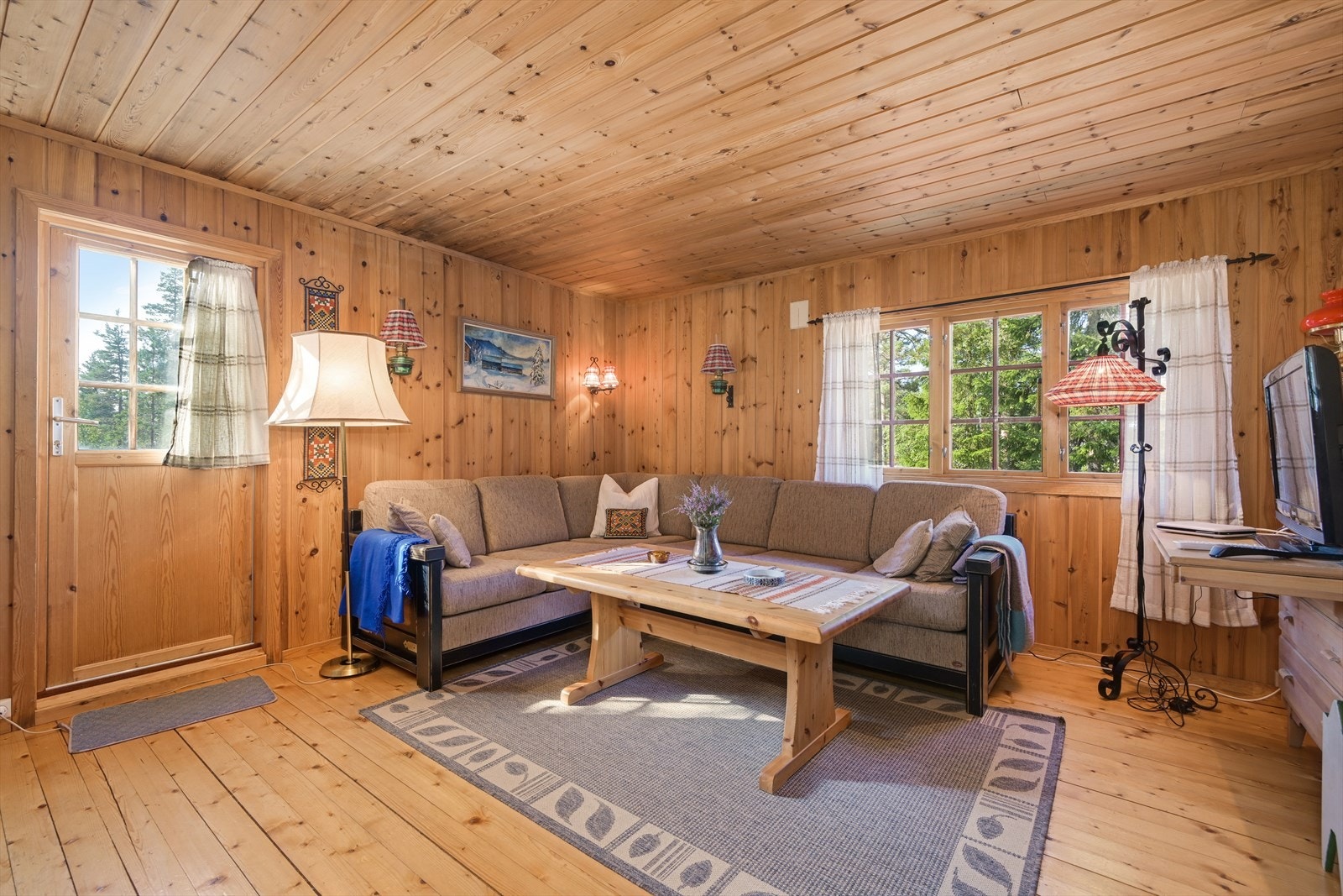 Fra stuen er det utgang til terrassen, en praktisk løsning på varme dager når man er like mye ute som inne Galleribilde