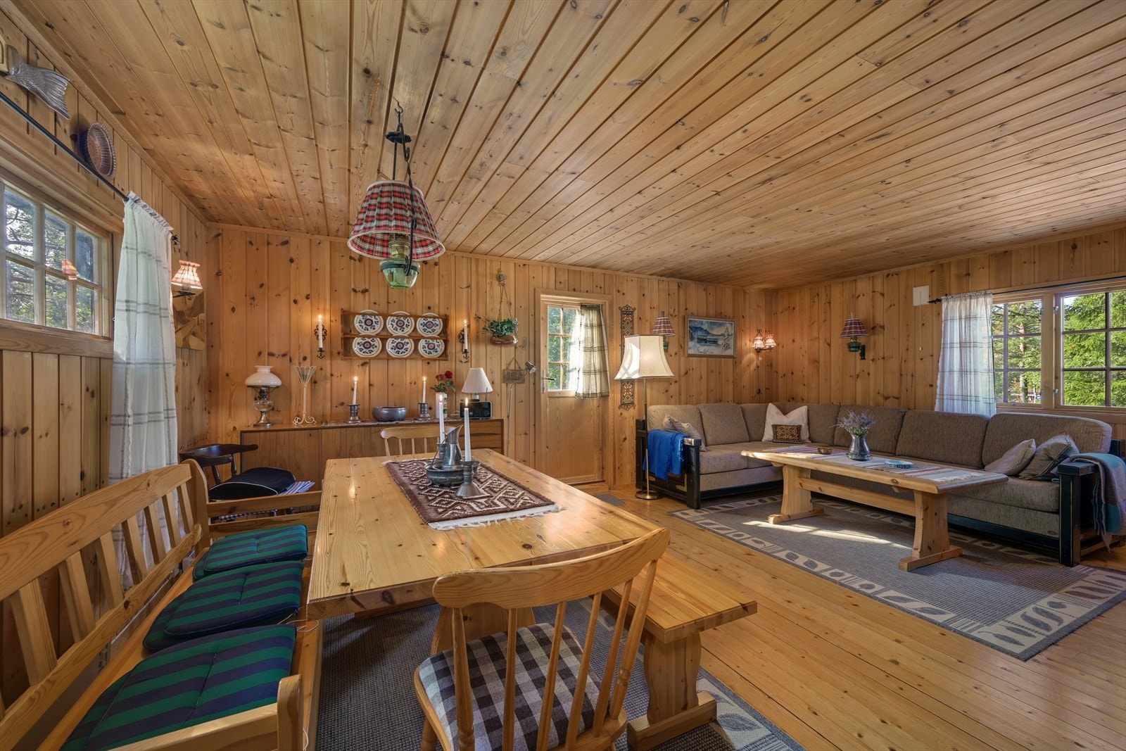 Det er åpen løsning mellom spisestuen og stuen, her kan hele familien samles Galleribilde