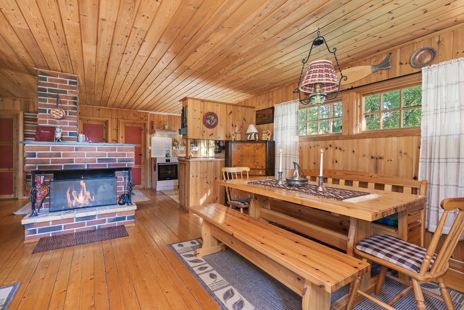 Kjøkkenet ligger i delvis åpen løsning mot spisestuen og stuen for øvrig Galleribilde