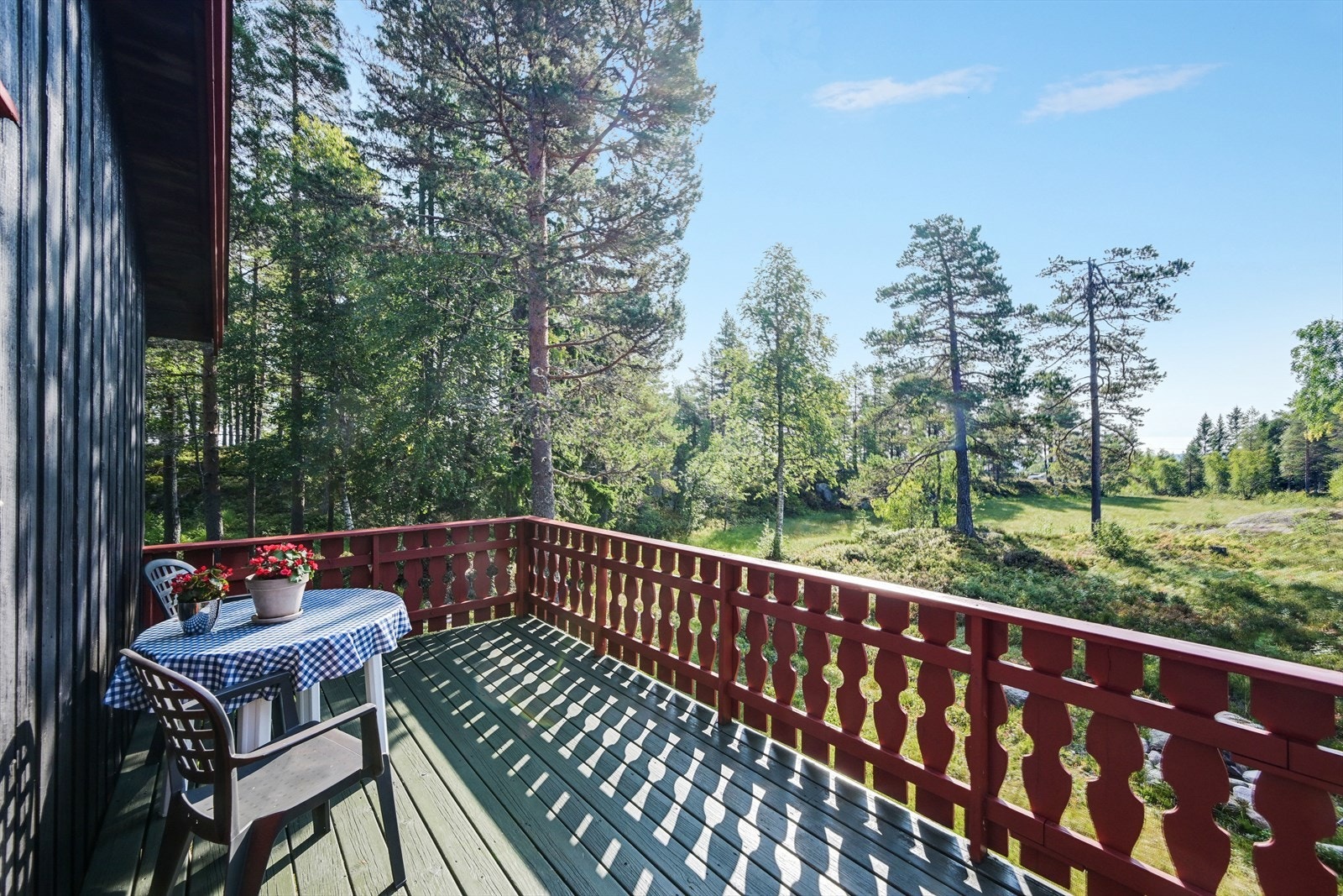 Terrassen har flott utsikt og her kan du nyte de gode solforholdene etter en deilig tur i fjellet Galleribilde