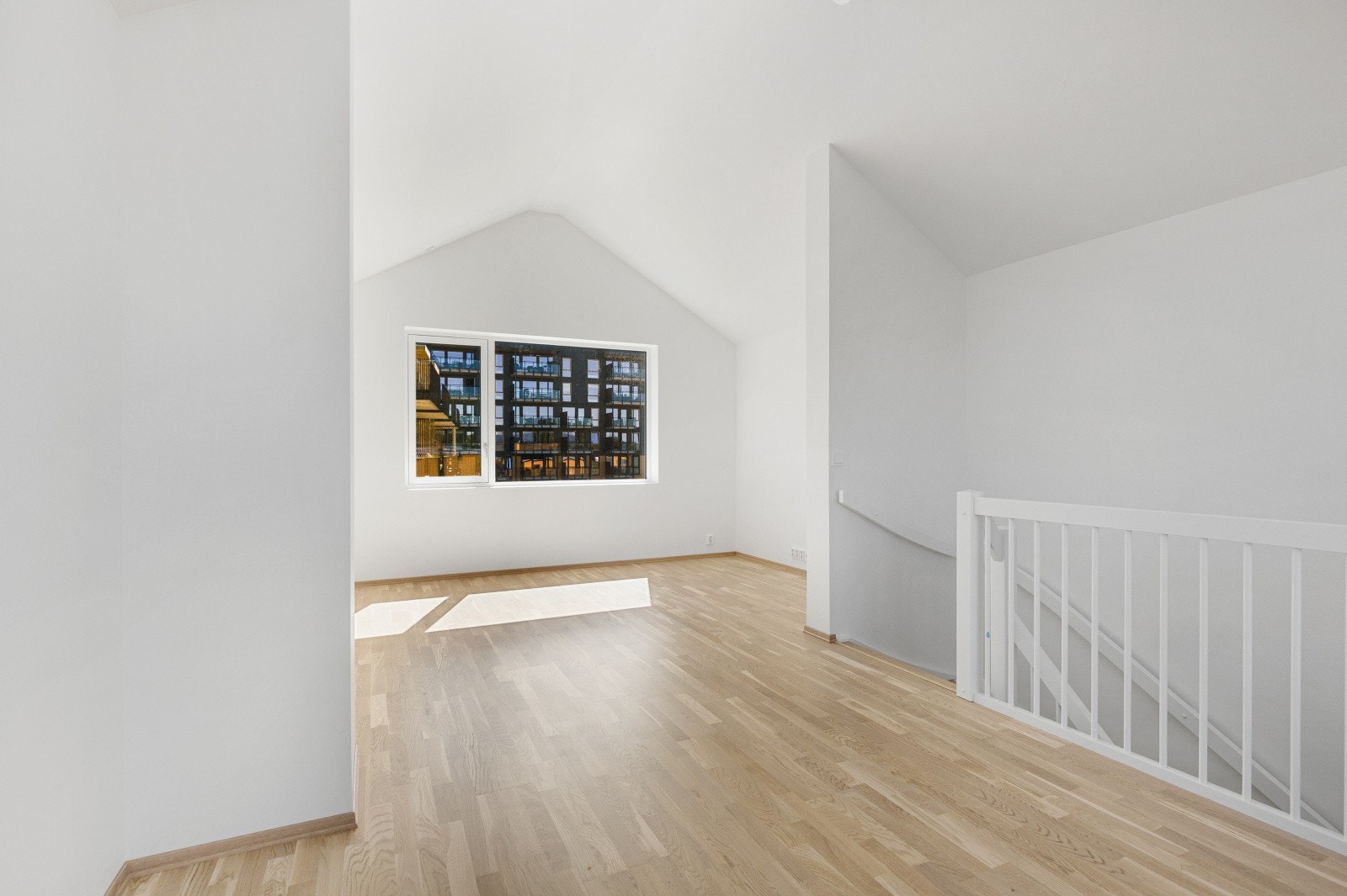 Stor loftstue, hvor flere har valgt å dele opp til et ekstra soverom Galleribilde