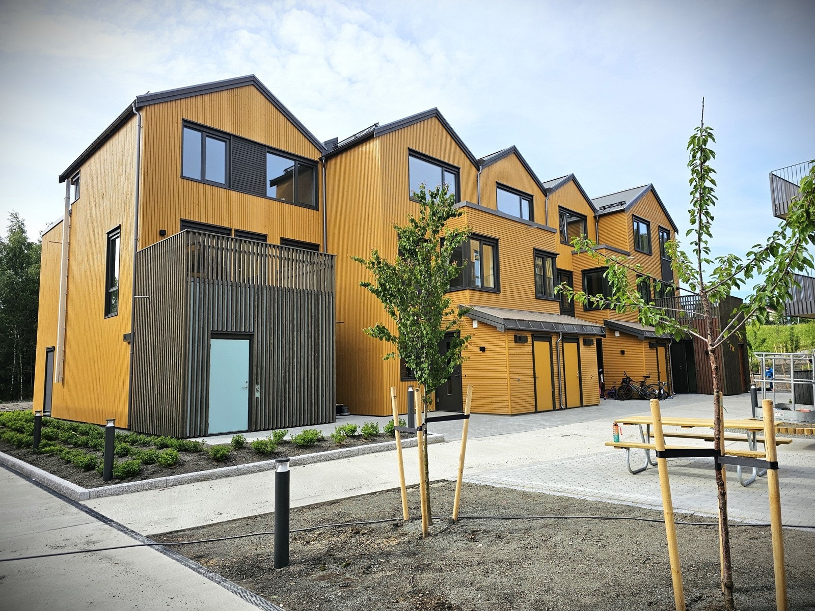 Et moderne rekkehus med vestvendt orientering - mot friområde Galleribilde