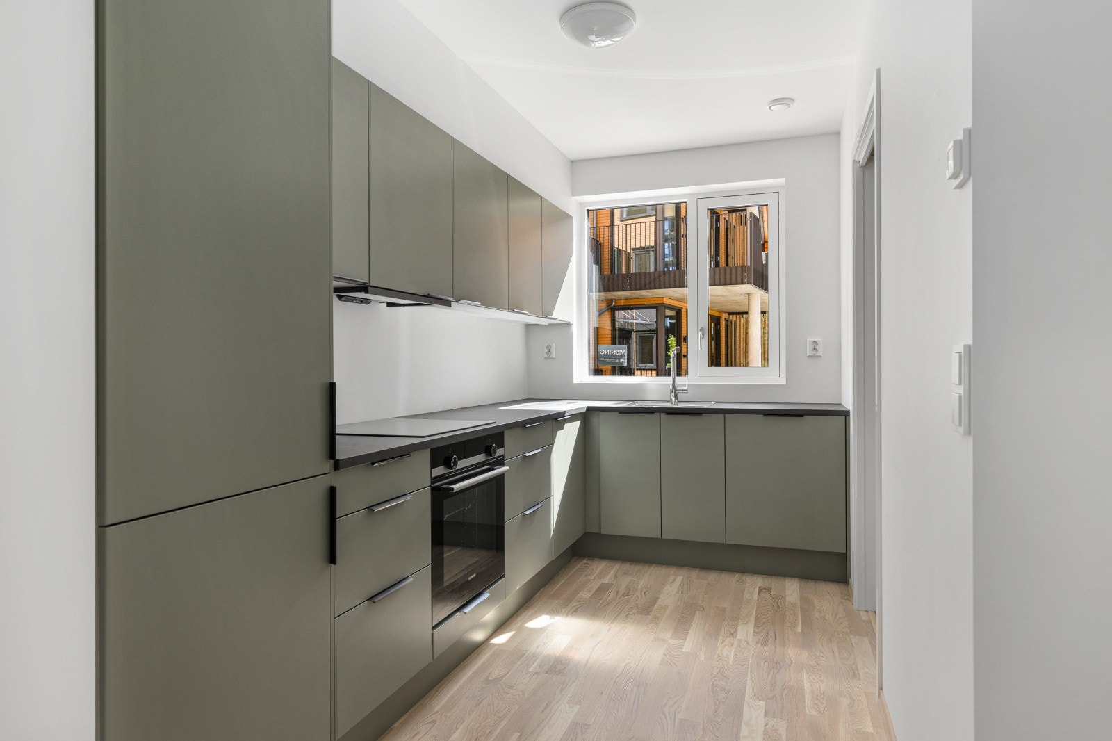 Oppgradert Norema kjøkken i tidsriktig farge Galleribilde