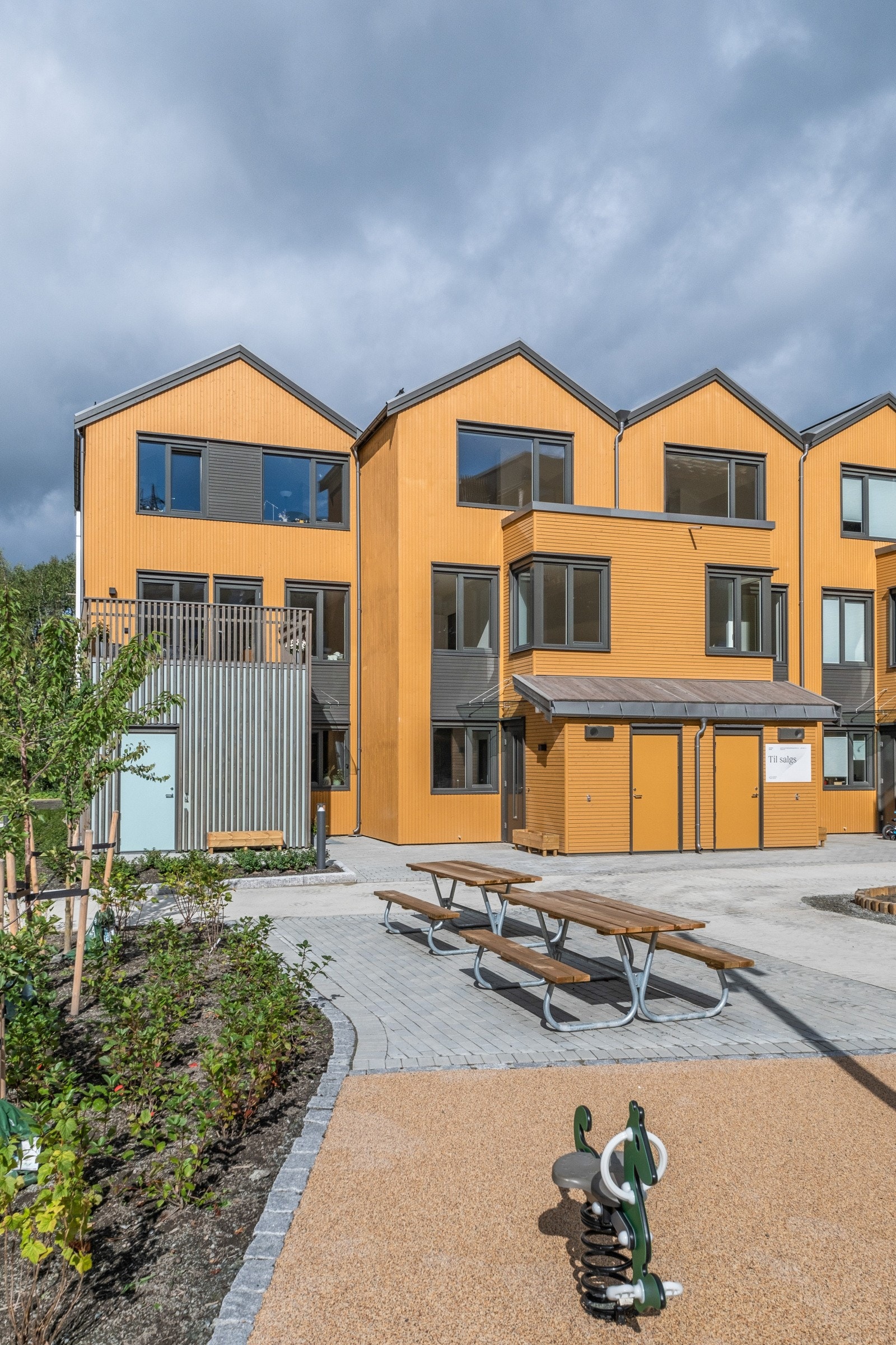 Hyggelig og barnevennlig tun, forran boligen Galleribilde