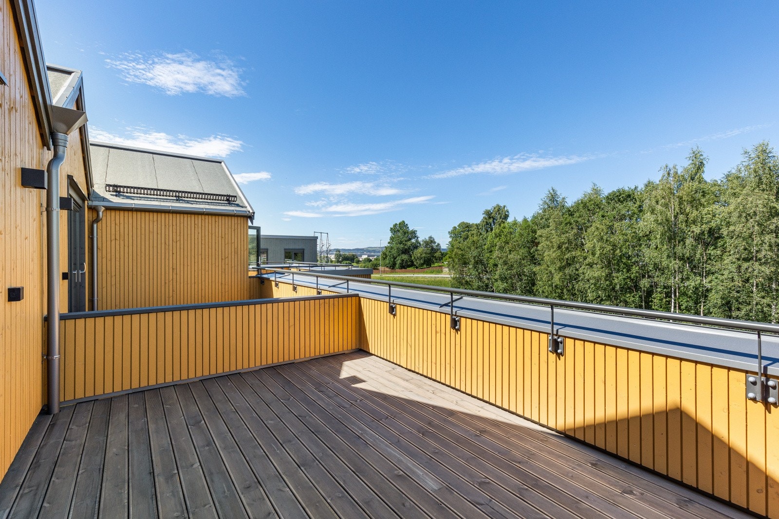 Romslig og solrik takterrasse Galleribilde