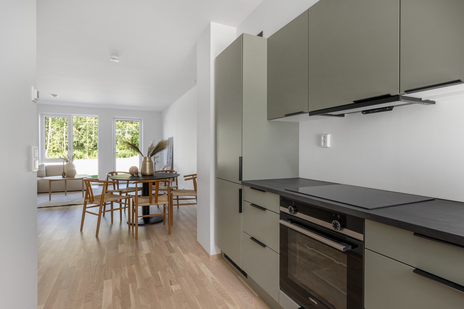 Åpen og gjennomgående løsning mellom stue og kjøkken - gode lysforhold Galleribilde