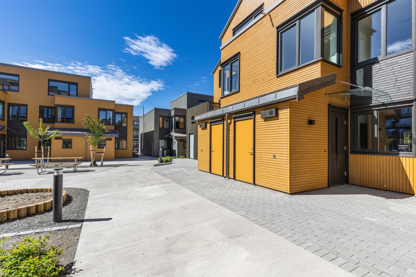 Hyggelig og barnevennlig tun, foran boligen Galleribilde