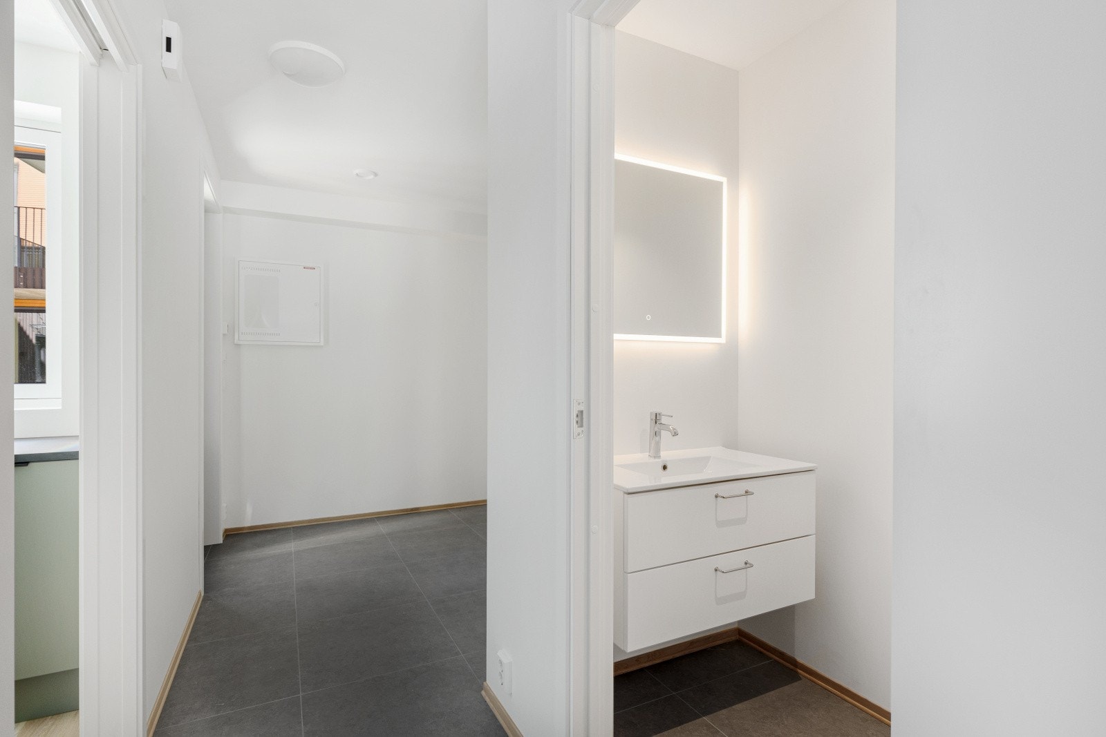 Flislagt og romslig entrè, i tilknytning til gjestetoalett Galleribilde