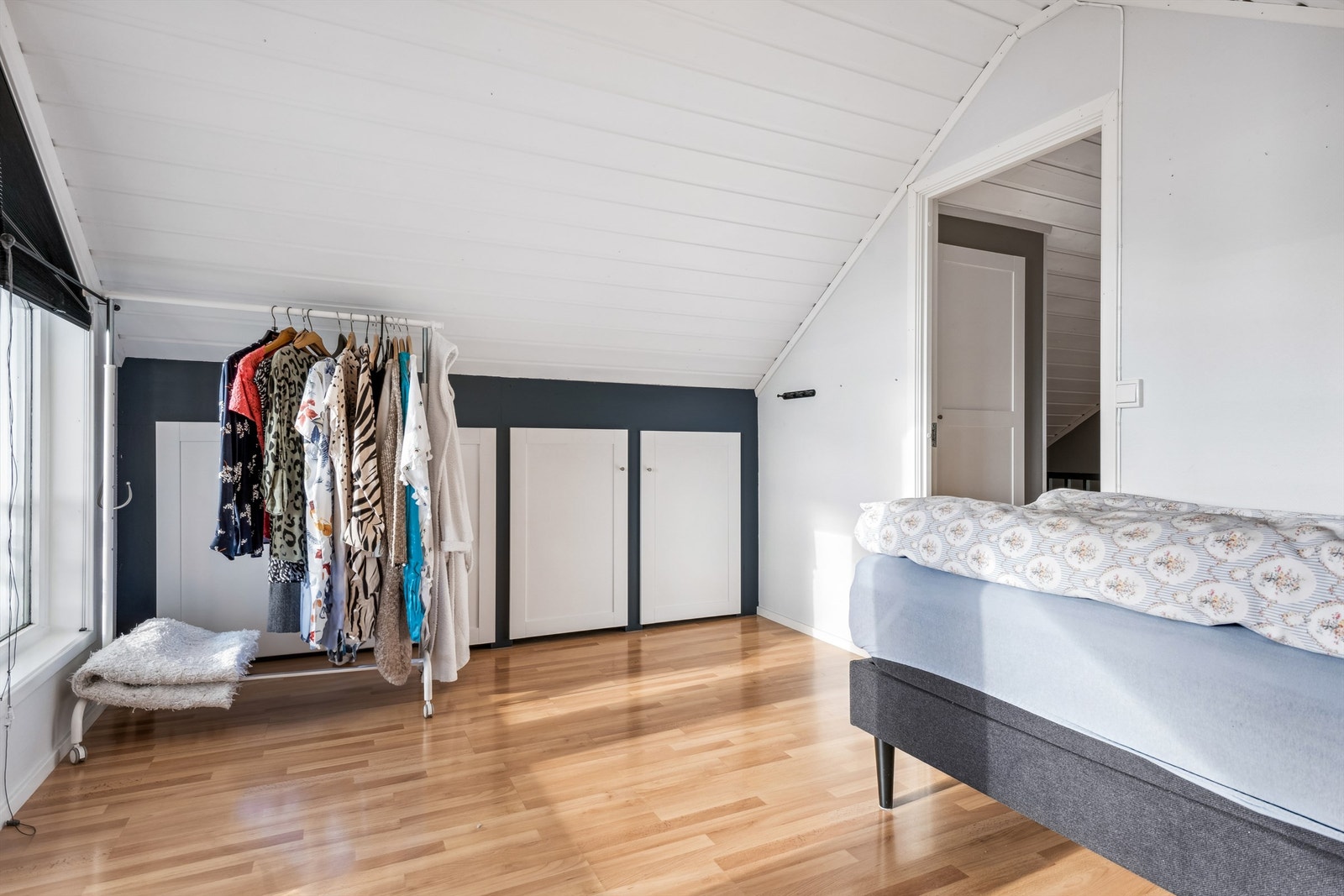 Soverom 2 med oppbevaringsplass i knekott. Galleribilde