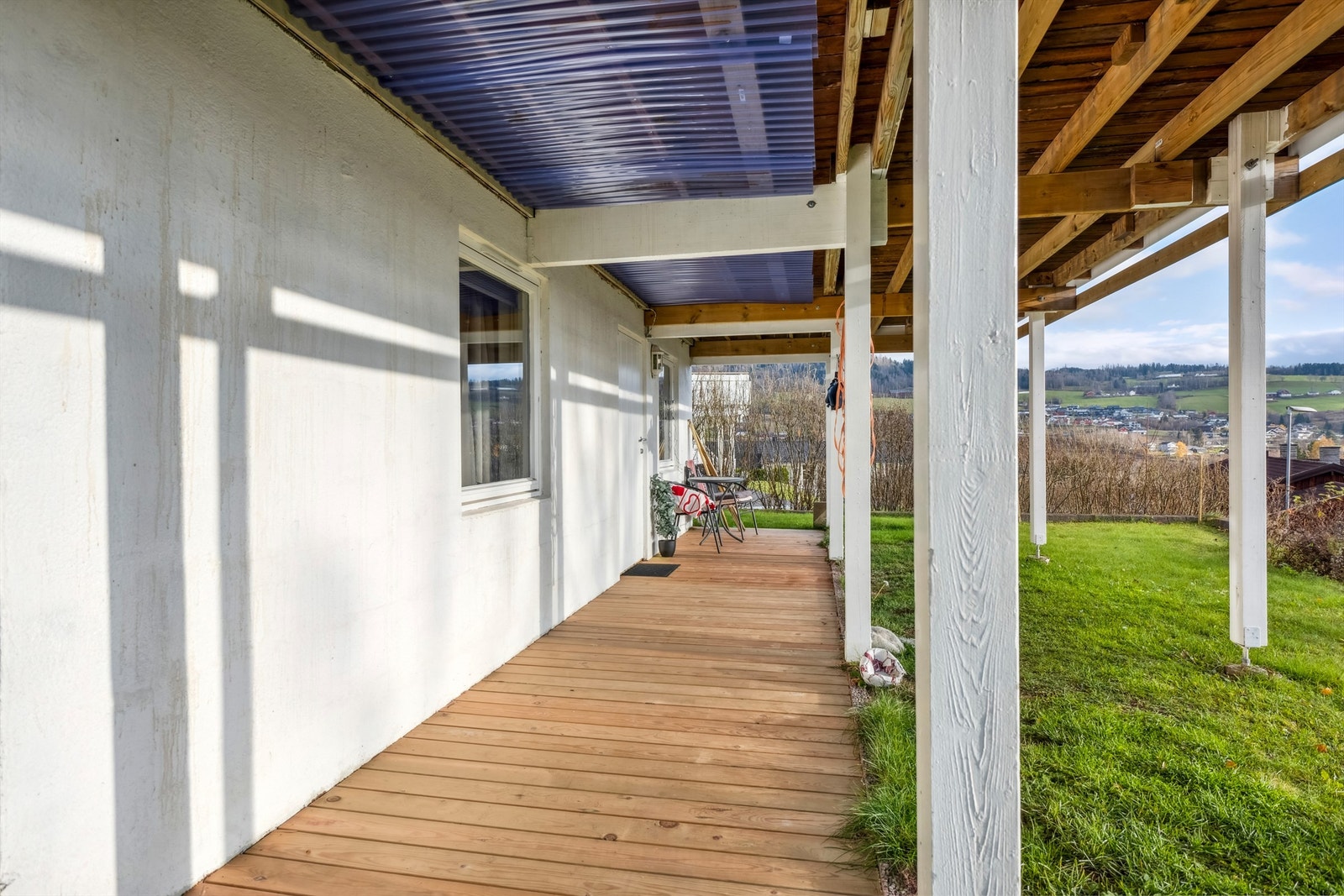 Platting ved inngangspartiet til leilighet i sokkel. Galleribilde