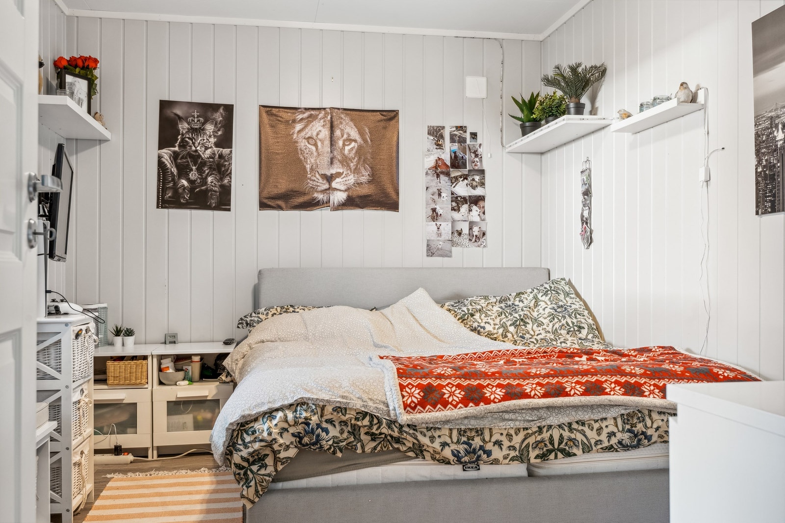Soverom i leilighet i sokkel. Her er det satt inn dør inn til hoveddel. Galleribilde