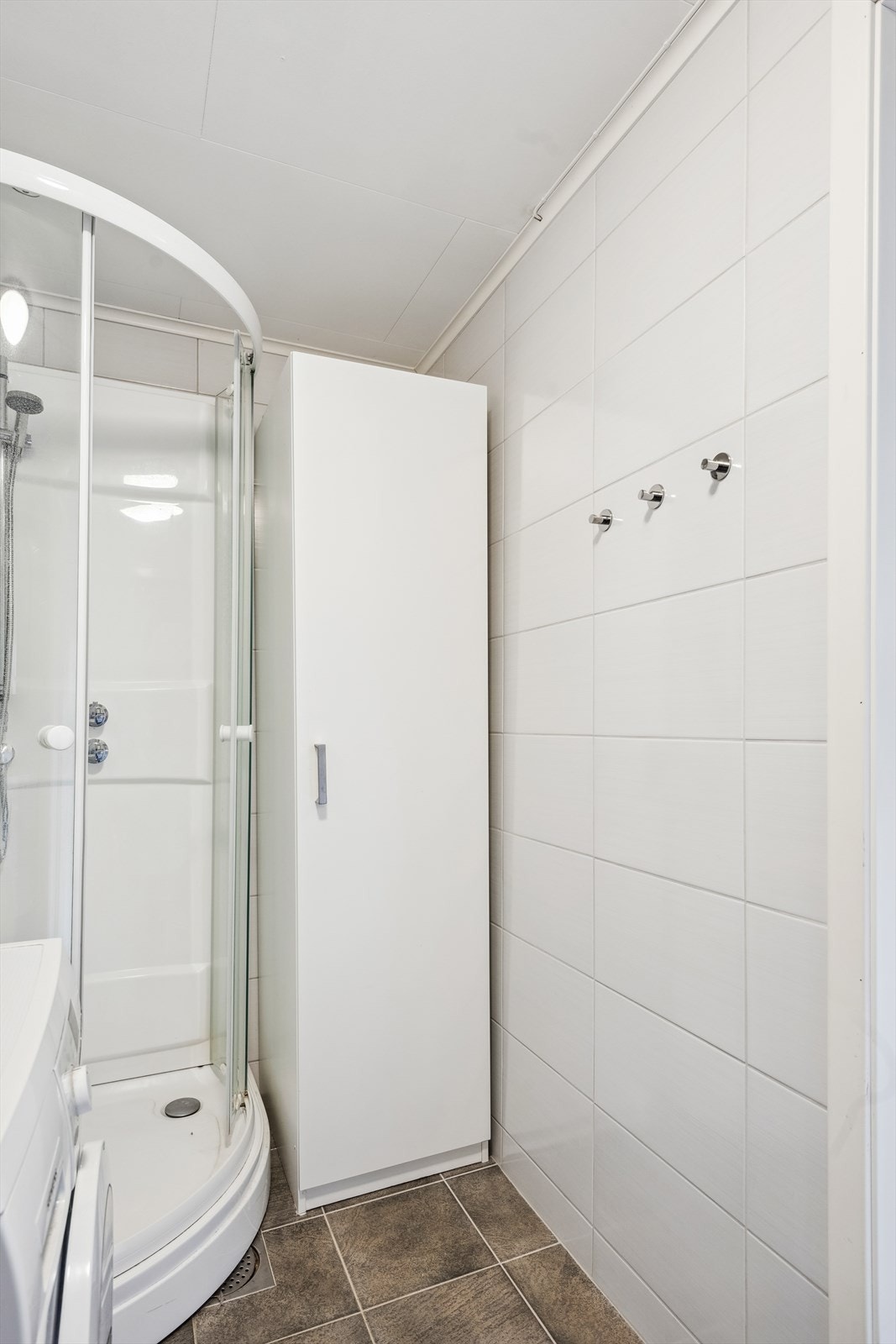 Badet i kjeller er innredet med praktisk dusjkabinett. Galleribilde