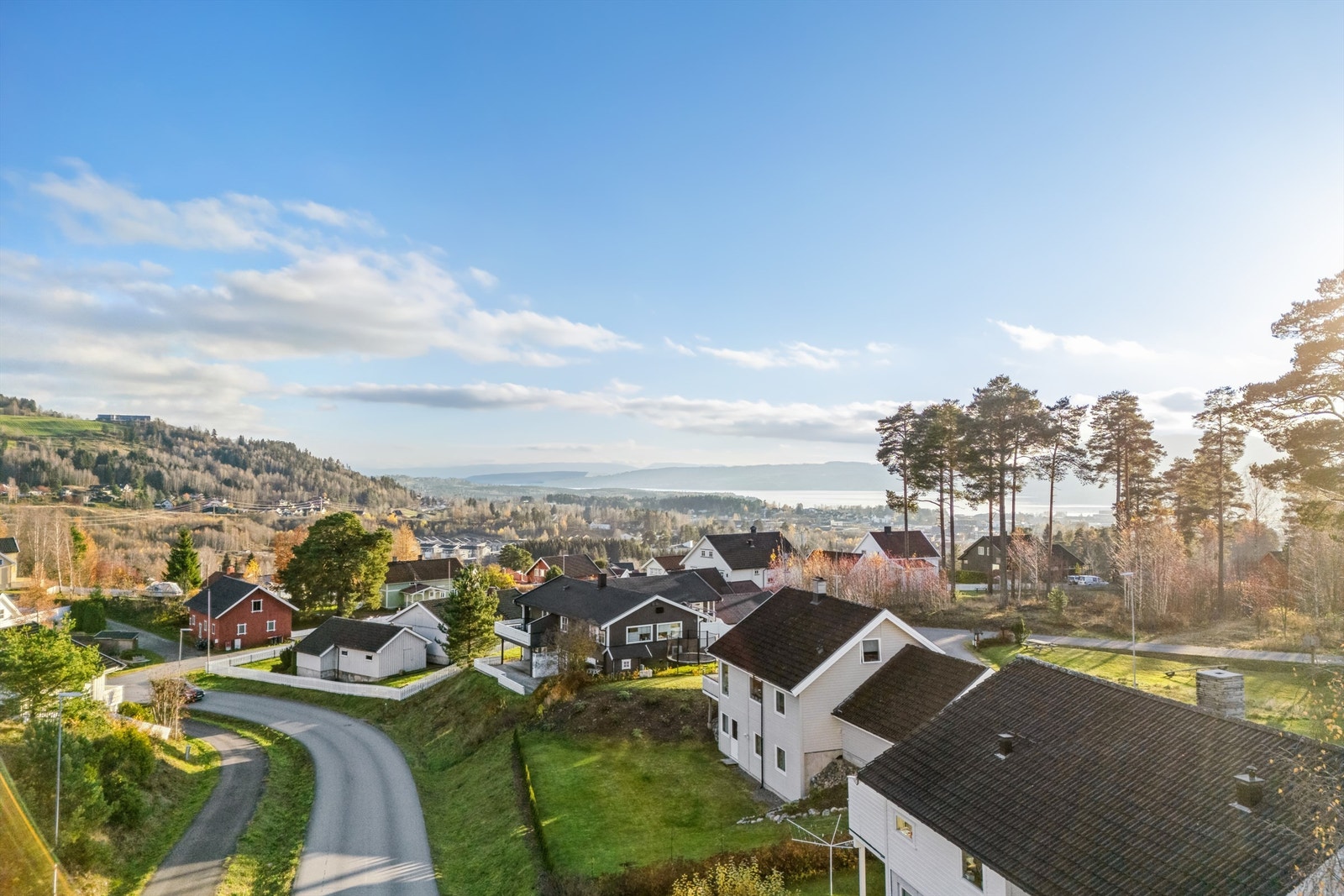 Eiendommen ligger flott til på feltet, med vakker utsikt mot Mjøsa! Galleribilde