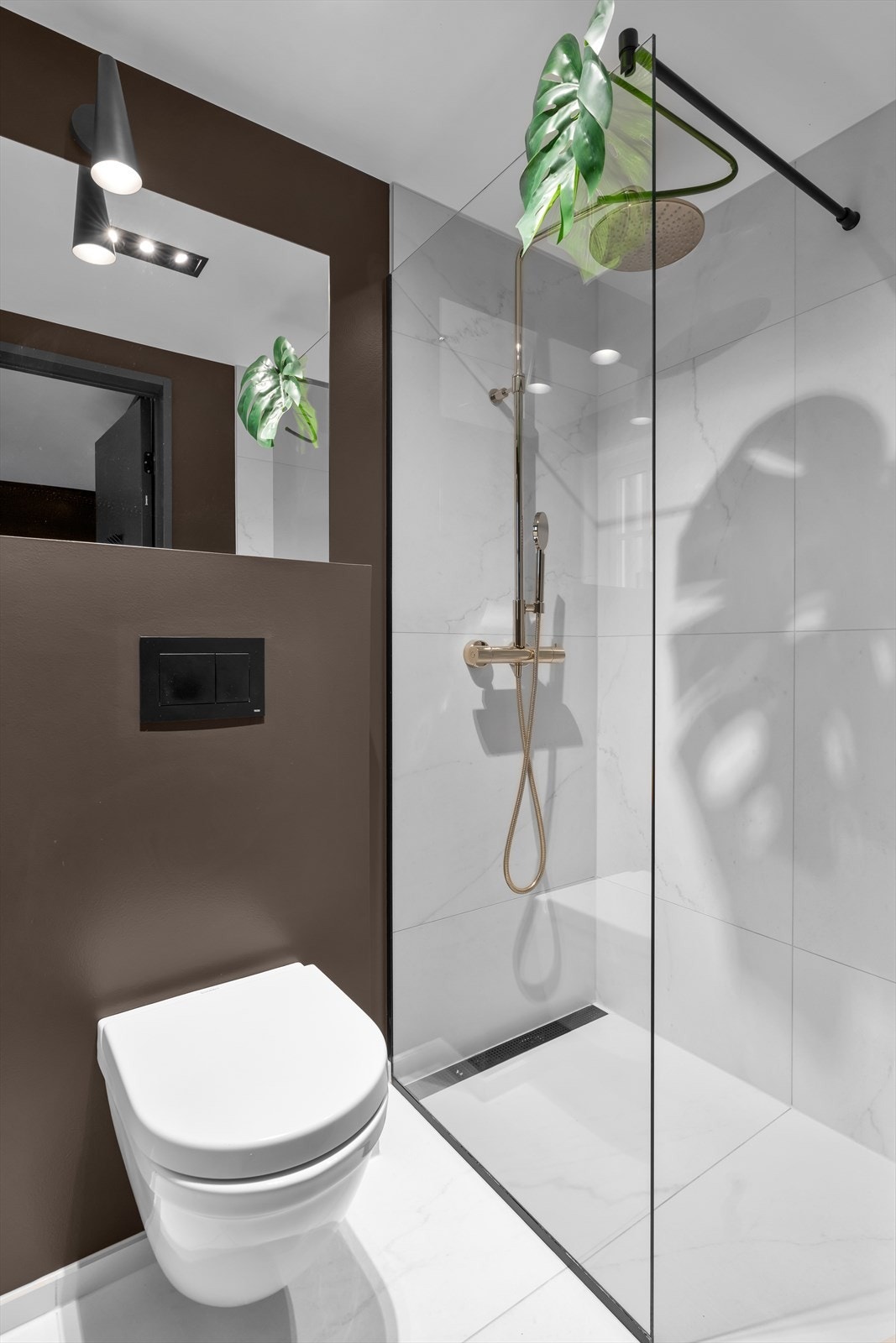 delig dusjnisje med regnfallsdusj Galleribilde