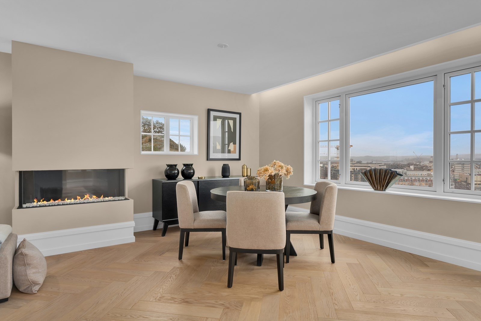 Strøken totalrenovert bolig. Sjekk ut detaljene som skjult indirekte belysning og det spesielle listverket! Galleribilde