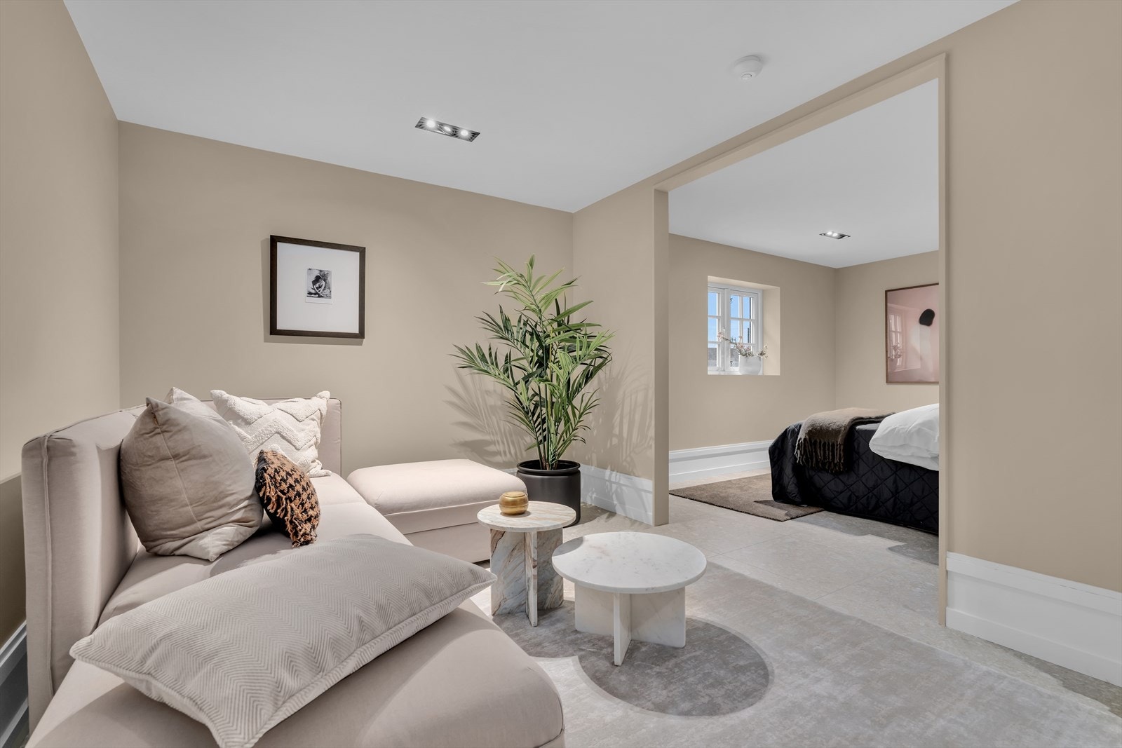 Stort rom i kjeller. Store fliser og varme i gulvet Galleribilde