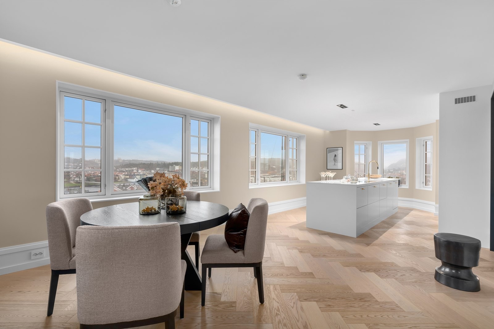 Svært påkostet og gjennomført bolig med høy standard. Nøye planlagt - ingen tilfeldigheter her....
, Galleribilde