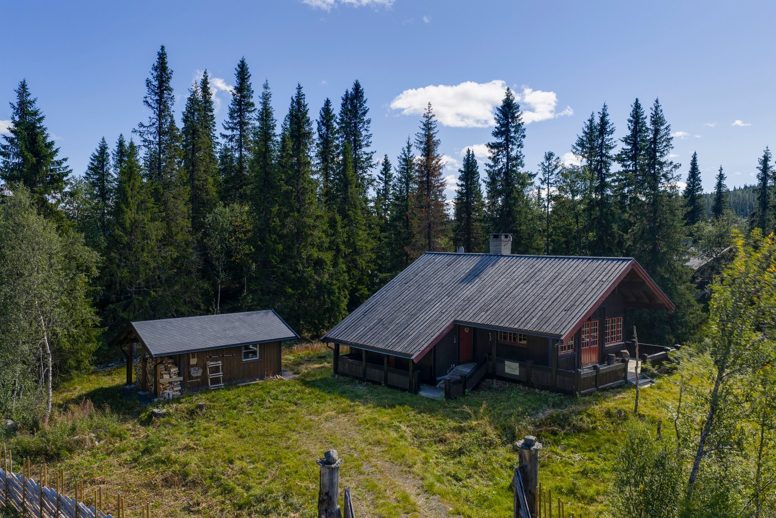 Hytta er bygd i 1996 med en gjennomtenkt planløsning. Galleribilde