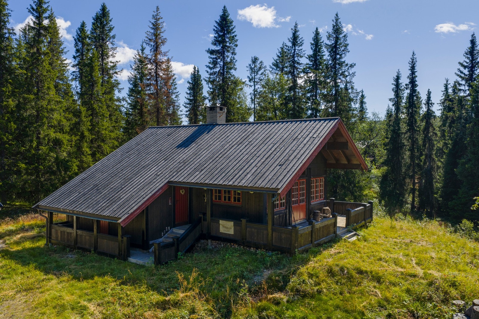 Hytta er bygd i 1996 med en gjennomtenkt planløsning Galleribilde