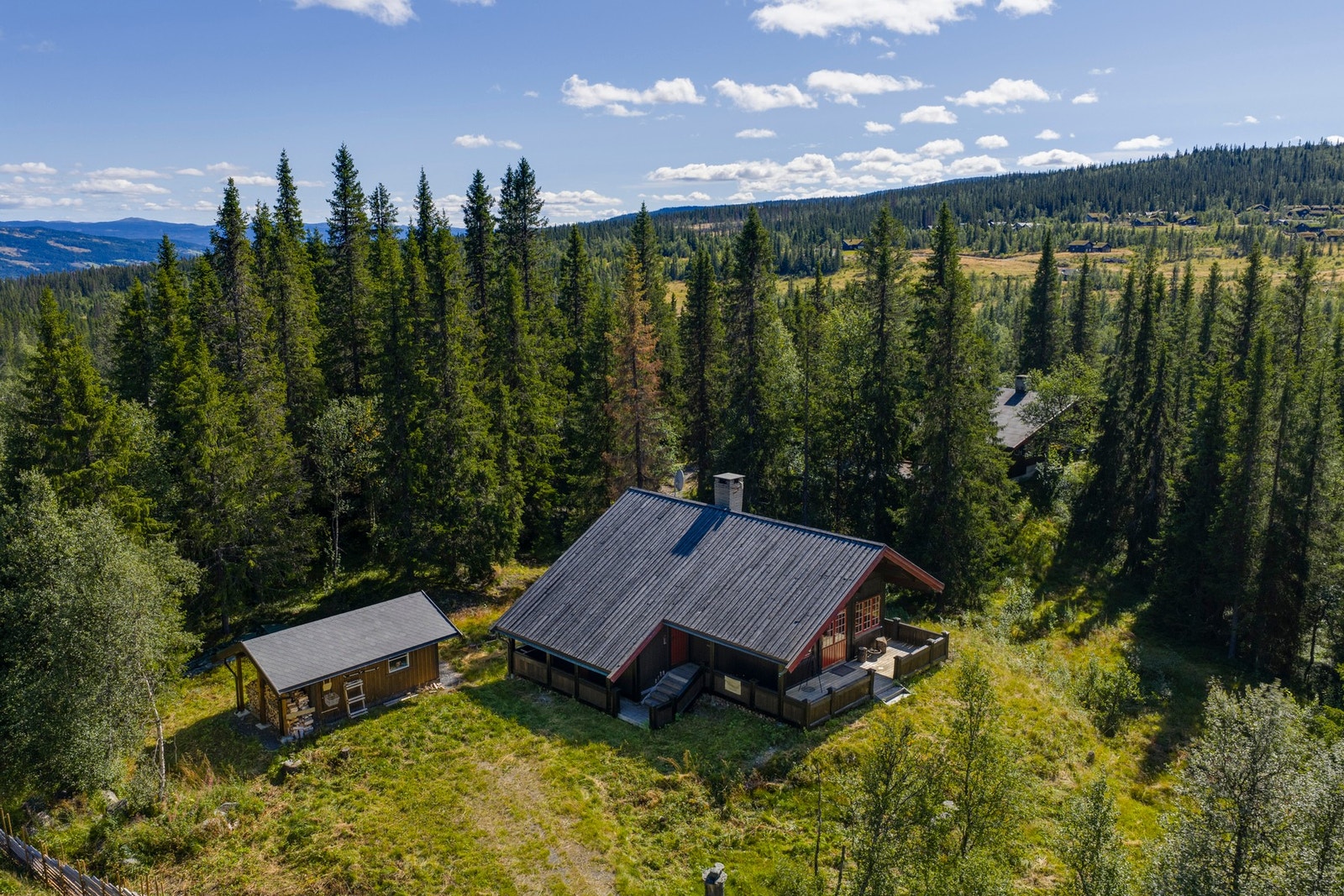 Stor tomt med god boltreplass for lek og moro, deler av tomten er inngjerdet med skigard. Galleribilde