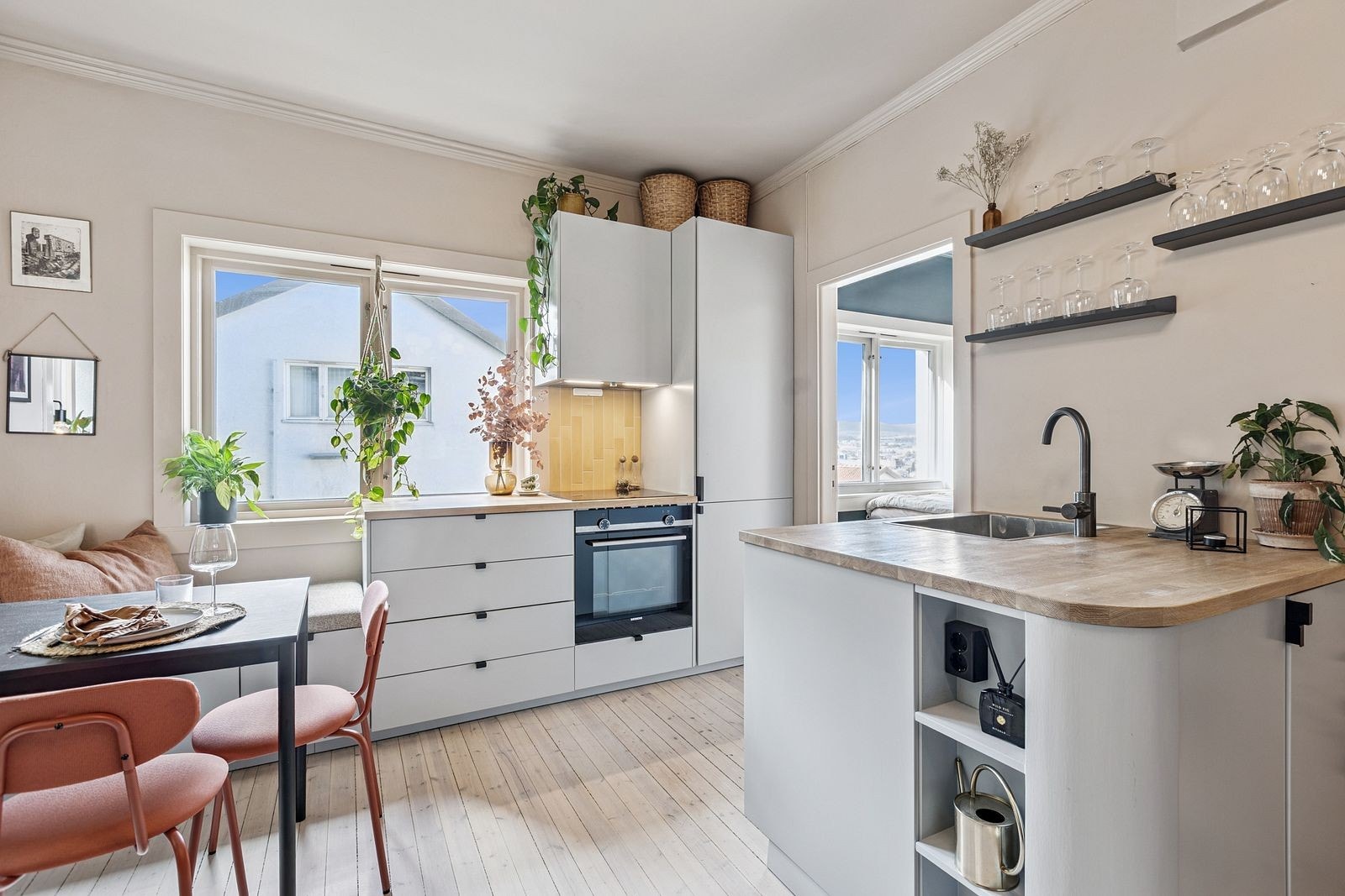 Lekkert kjøkken fra 2021 med integrete hvitevarer! Galleribilde