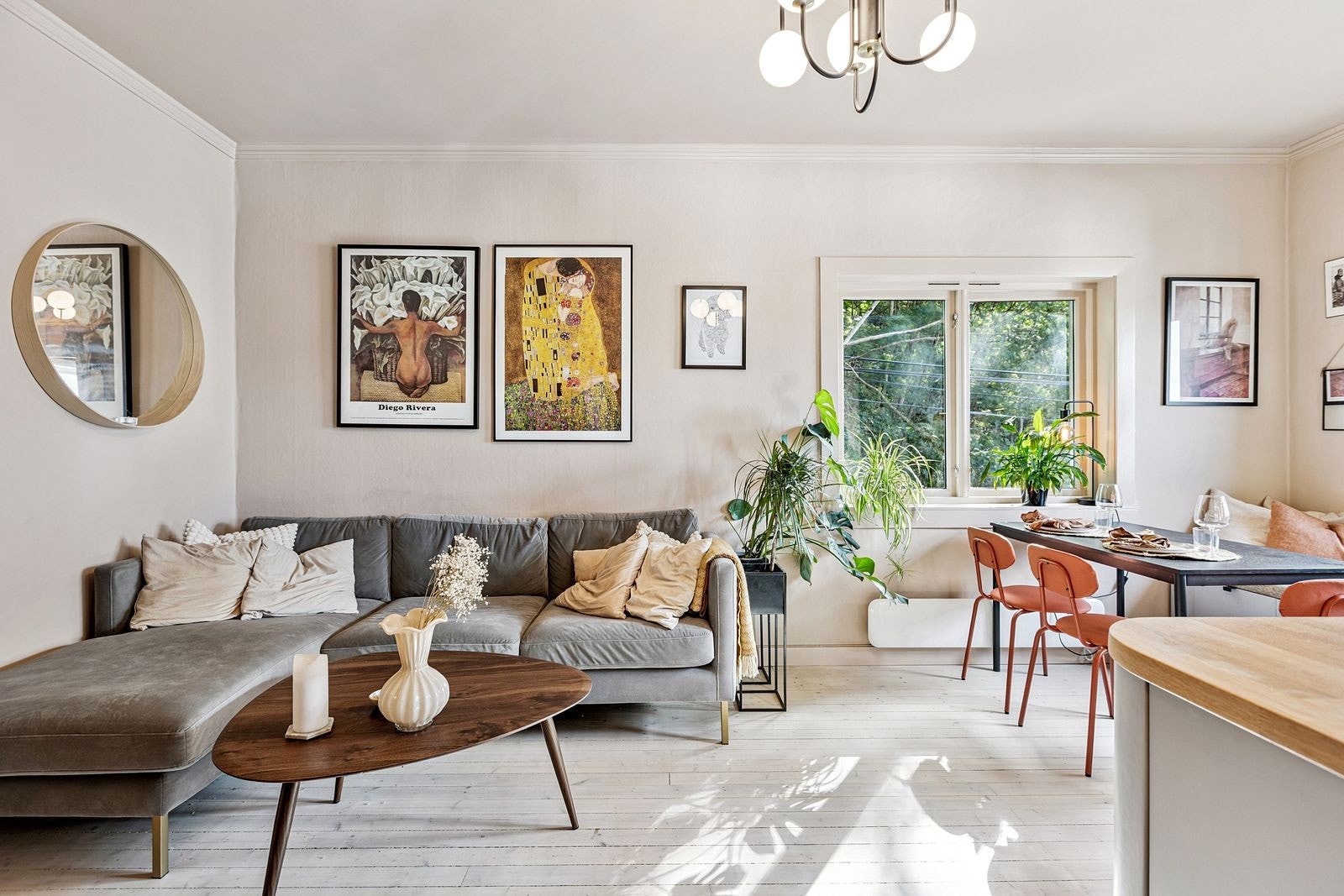 Innbydende stue med gode møbleringsmuligheter Galleribilde