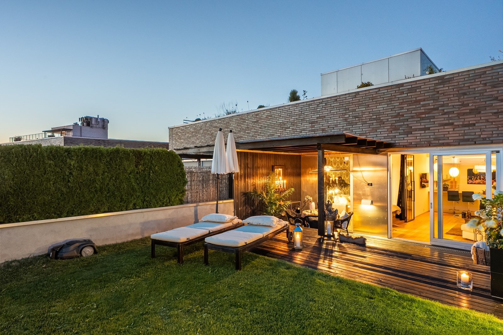 Privat takterrasse med tilhørende hageflekk på til sammen 55 kvm. I tillegg er det en solrik balkong på 9 kvm Galleribilde