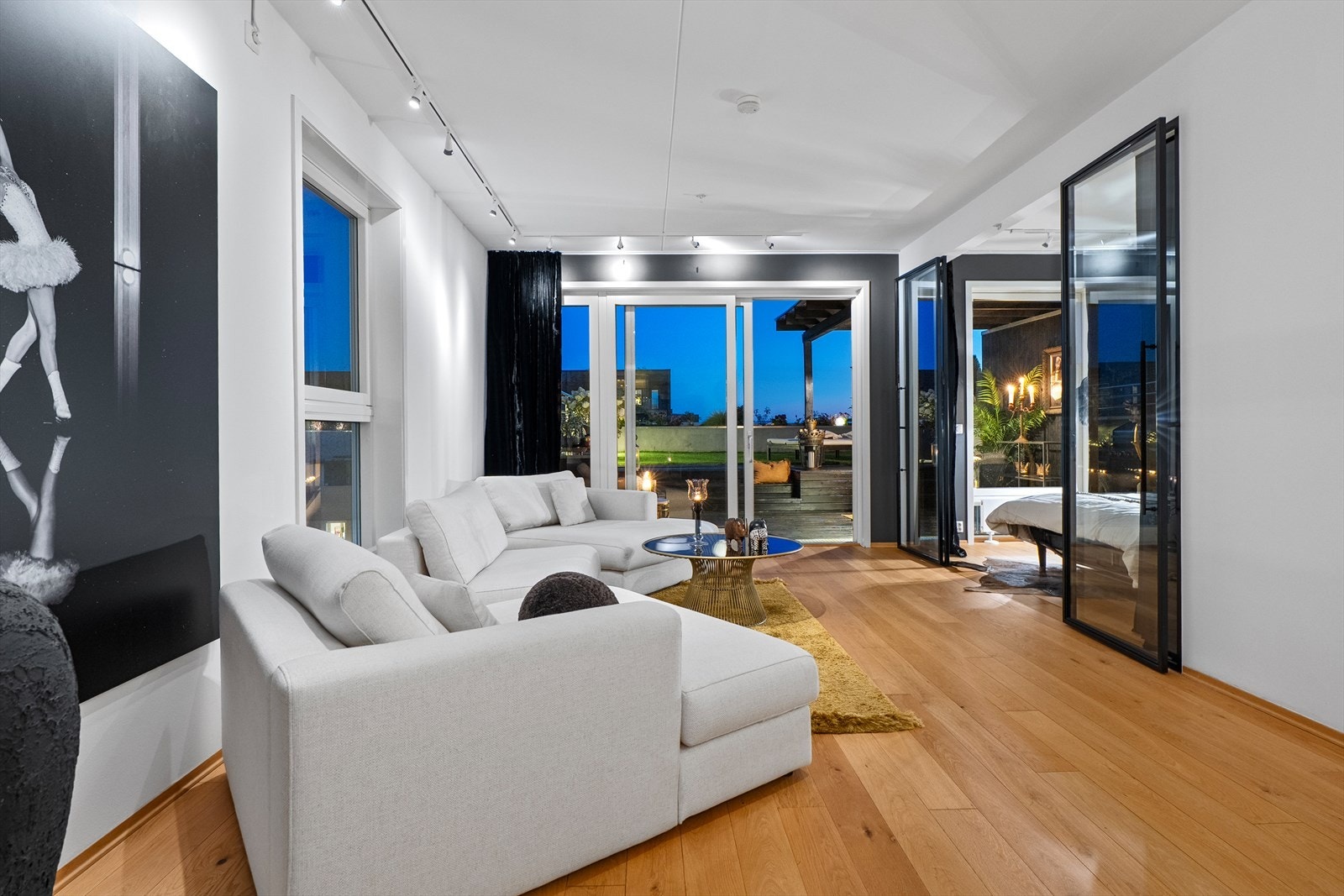 Fra stuen er det direkte adkomst til privat terrasse og hage Galleribilde