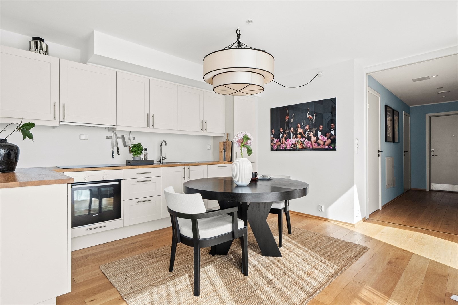 Flott kjøkkeninnredning fra Sigdal med rikelig skap- og benkplass Galleribilde